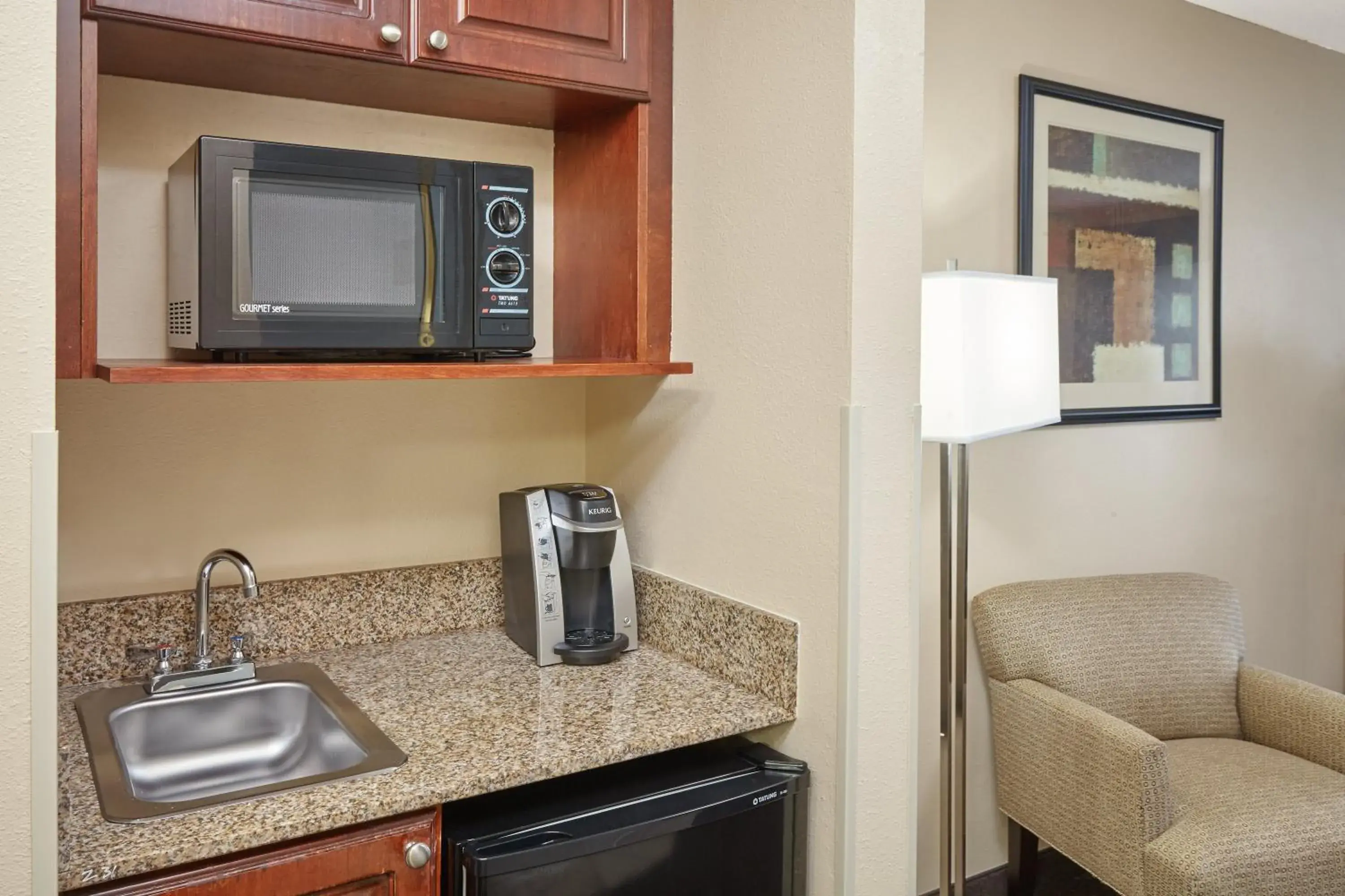 Photo of the whole room, Kitchen/Kitchenette in Holiday Inn Express Hotel & Suites Buford-Mall Of Georgia