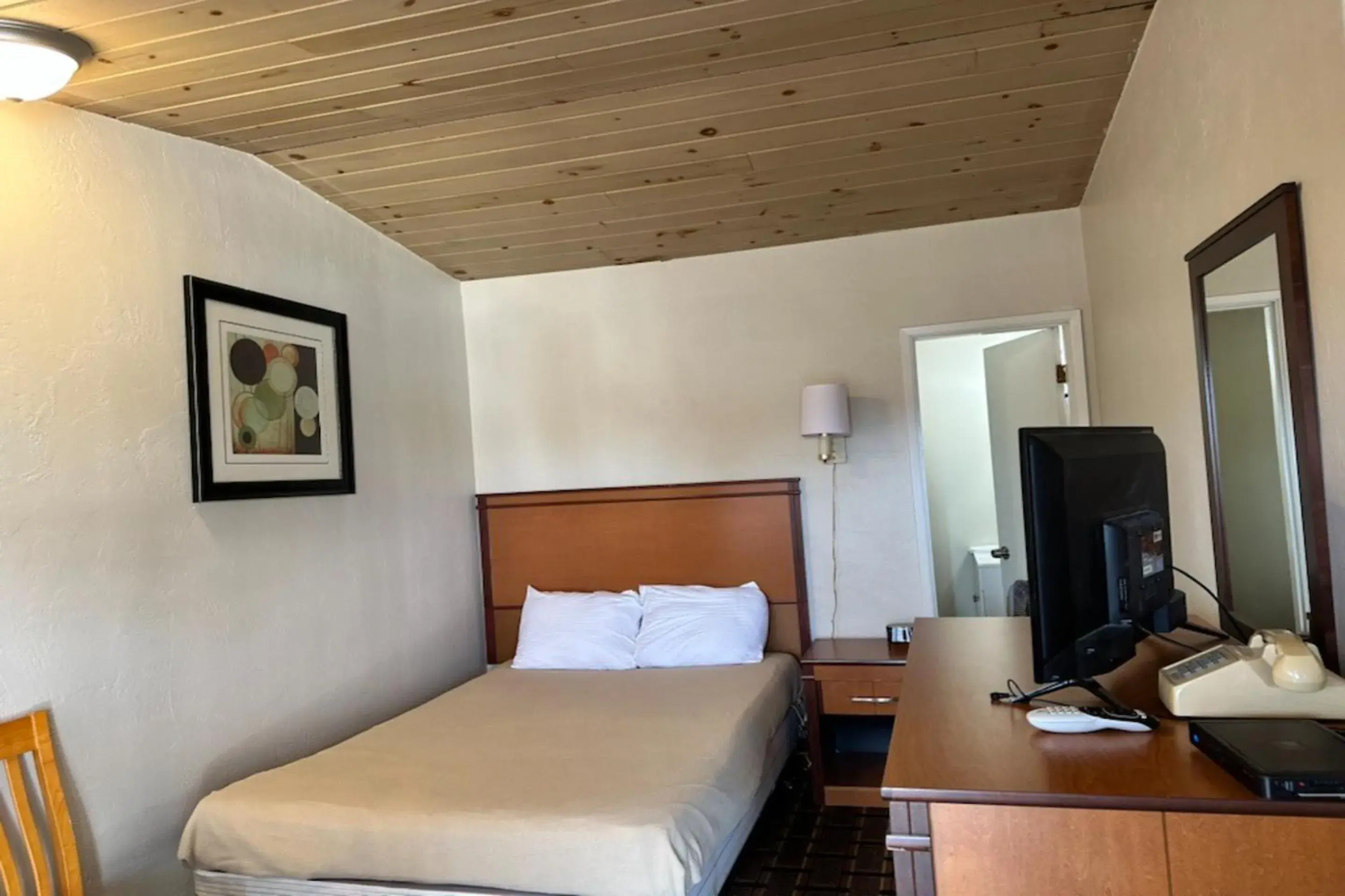 Bedroom, Bed in Anchor Bay Inn near Winchester Bay Bedroom, Bed in Anchor Bay Inn near Winchester Bay