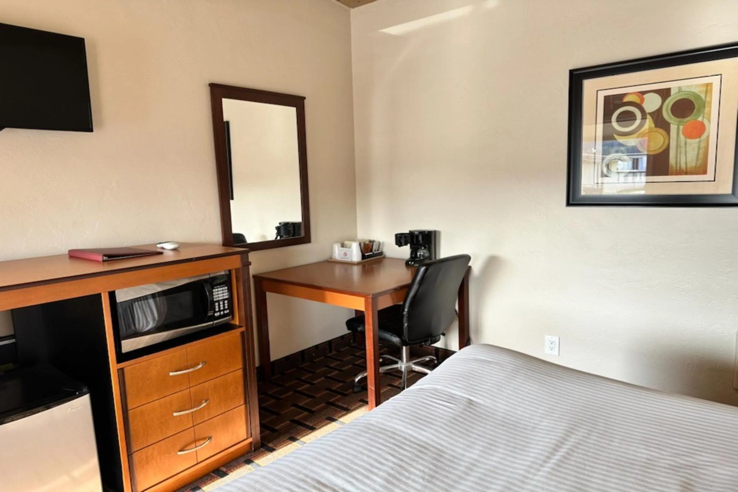 Bedroom, Bed in Anchor Bay Inn near Winchester Bay