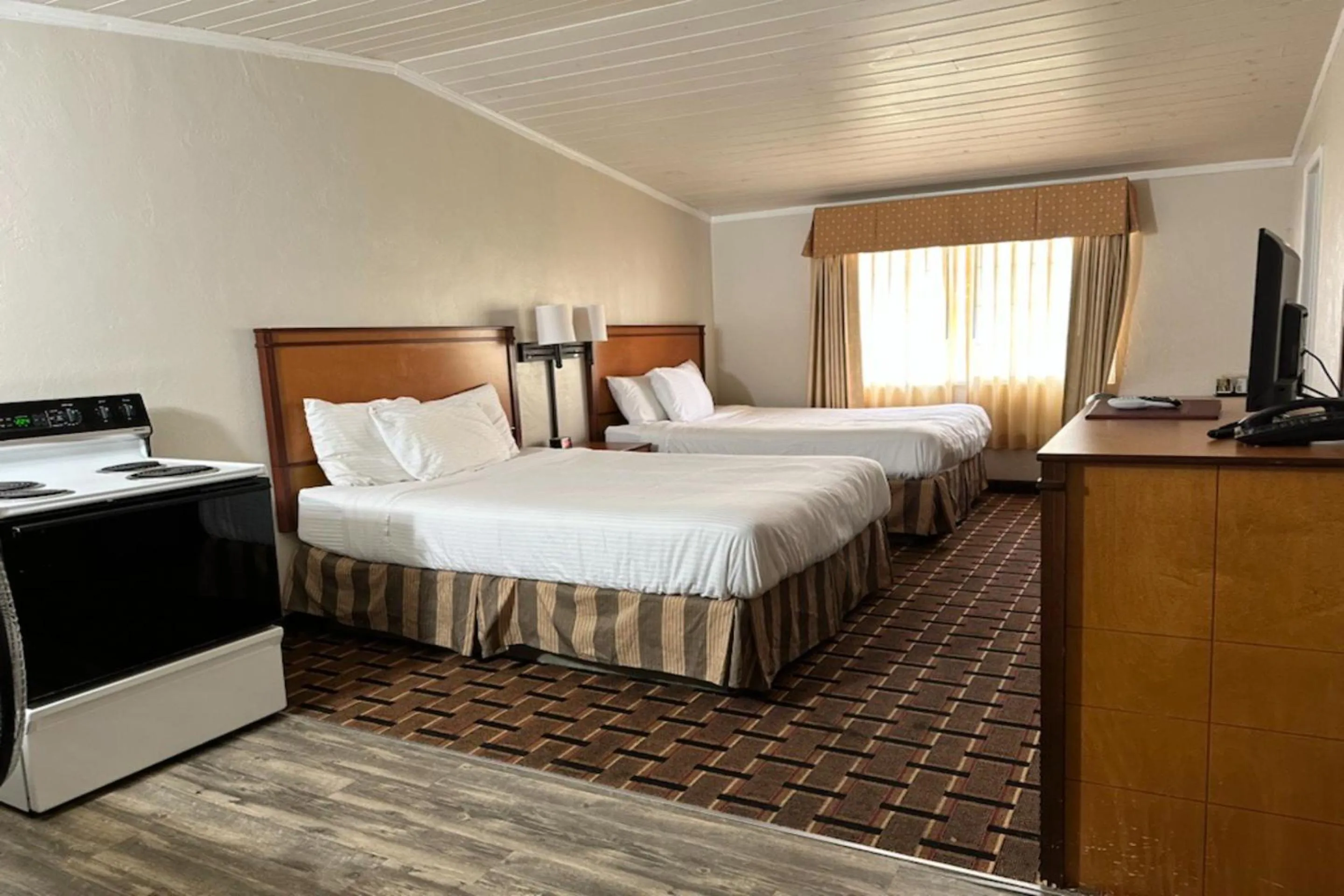 Bedroom, Bed in Anchor Bay Inn near Winchester Bay