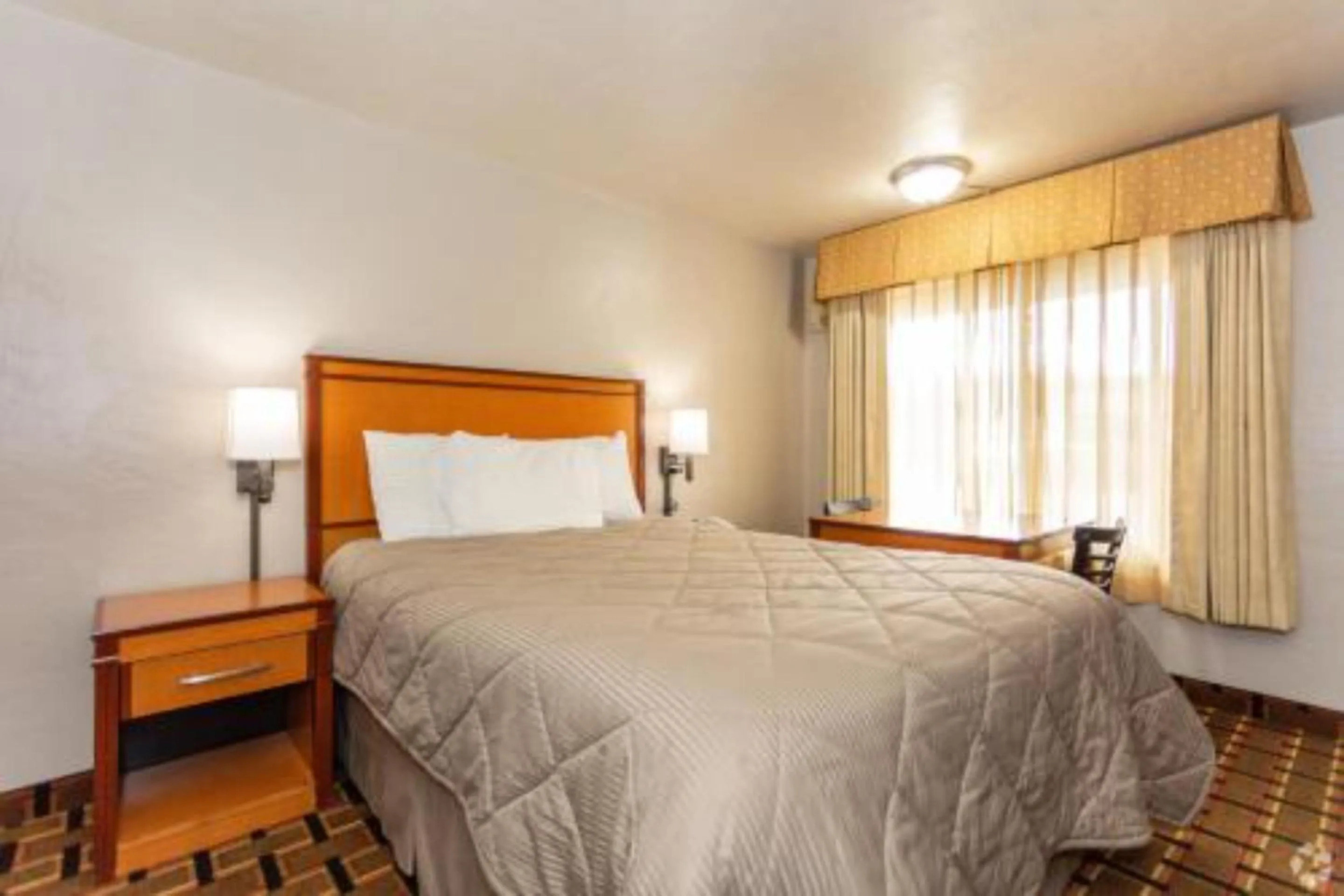 Bedroom, Bed in Anchor Bay Inn near Winchester Bay