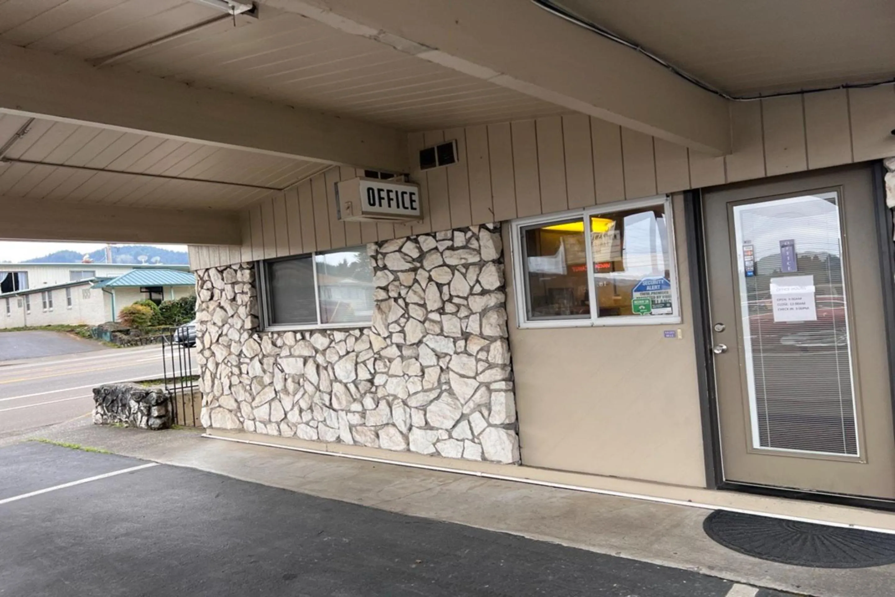 Facade/entrance in Anchor Bay Inn near Winchester Bay