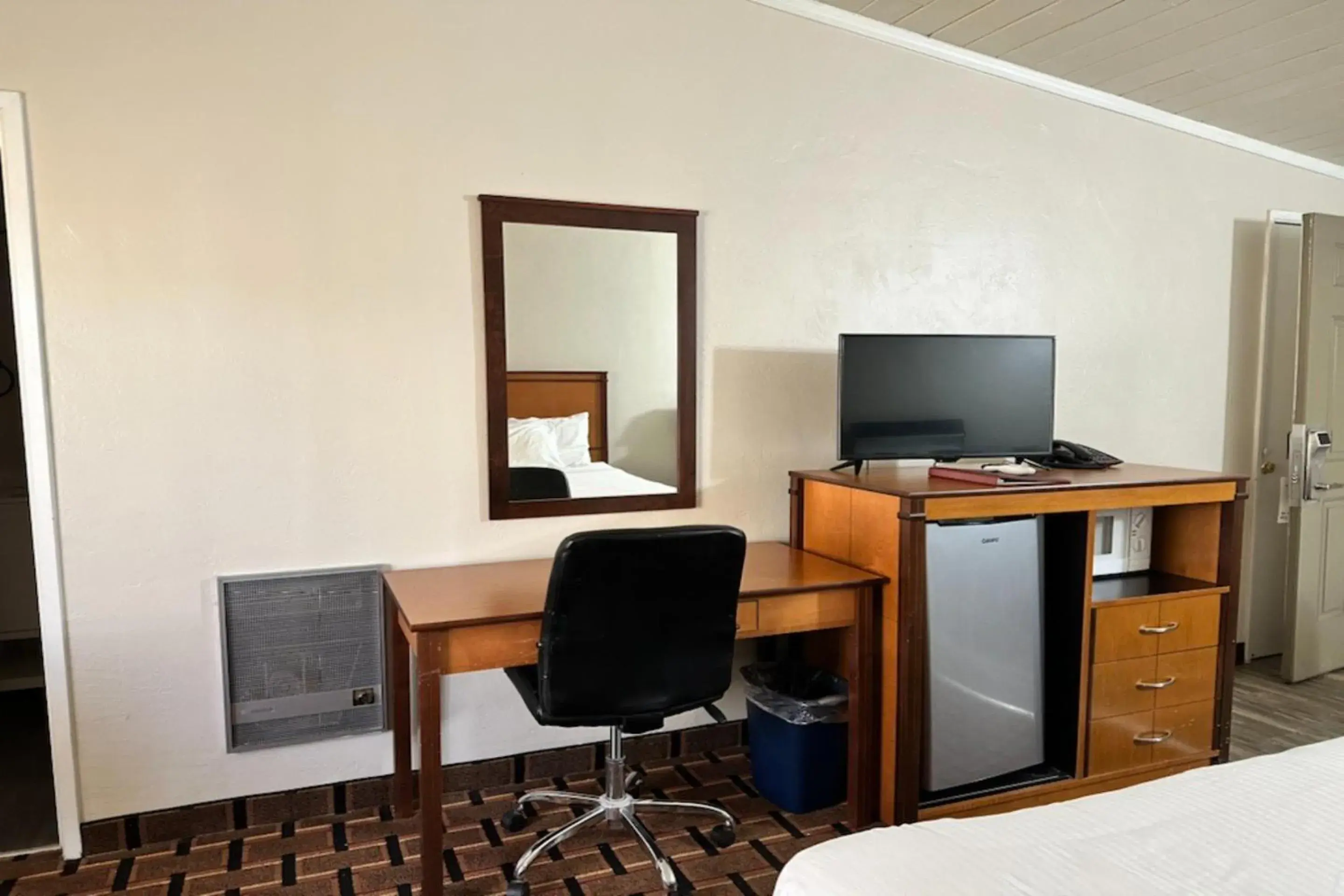 Bedroom in Anchor Bay Inn near Winchester Bay Bedroom in Anchor Bay Inn near Winchester Bay