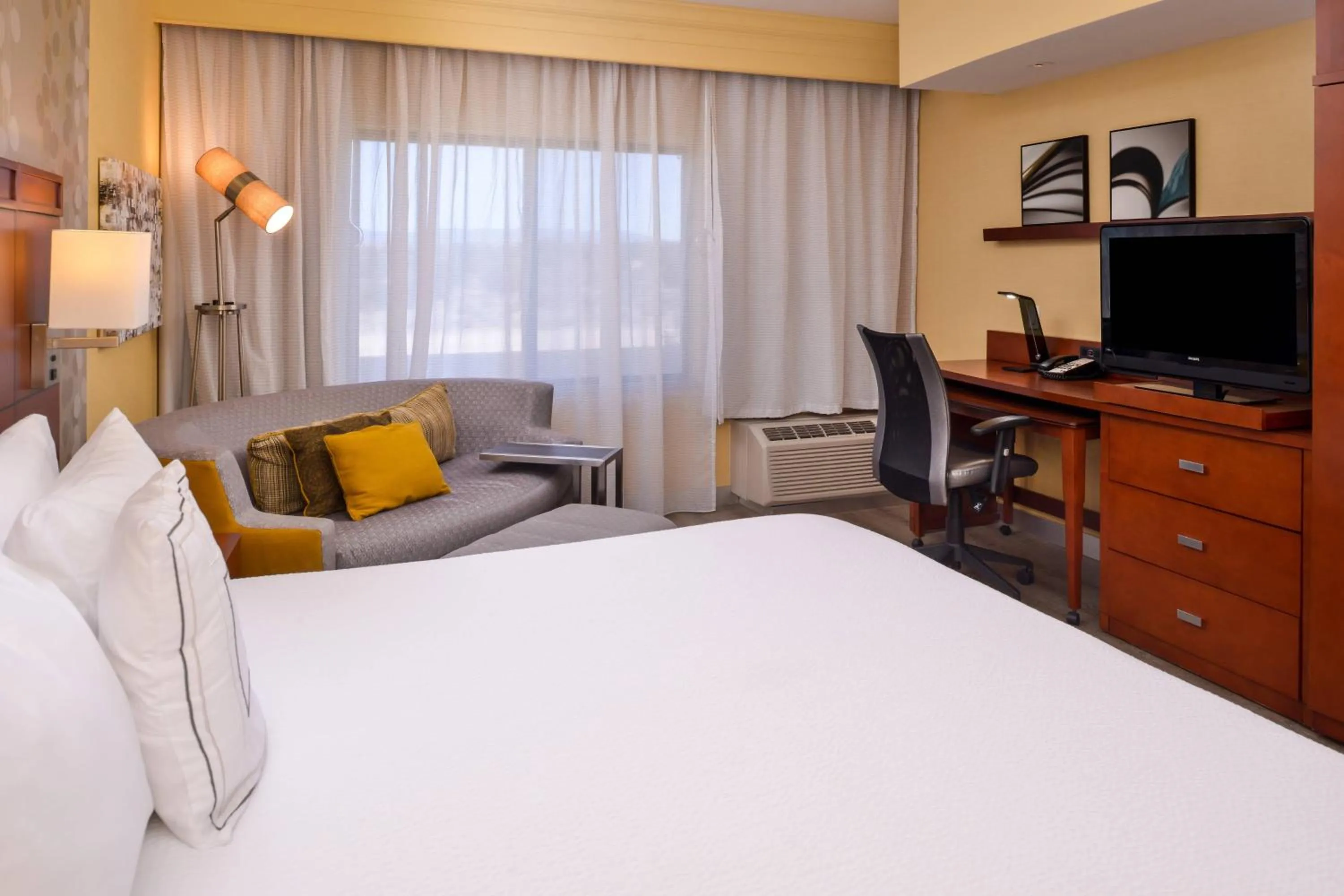 Photo of the whole room, Bed in Courtyard by Marriott Victorville Hesperia