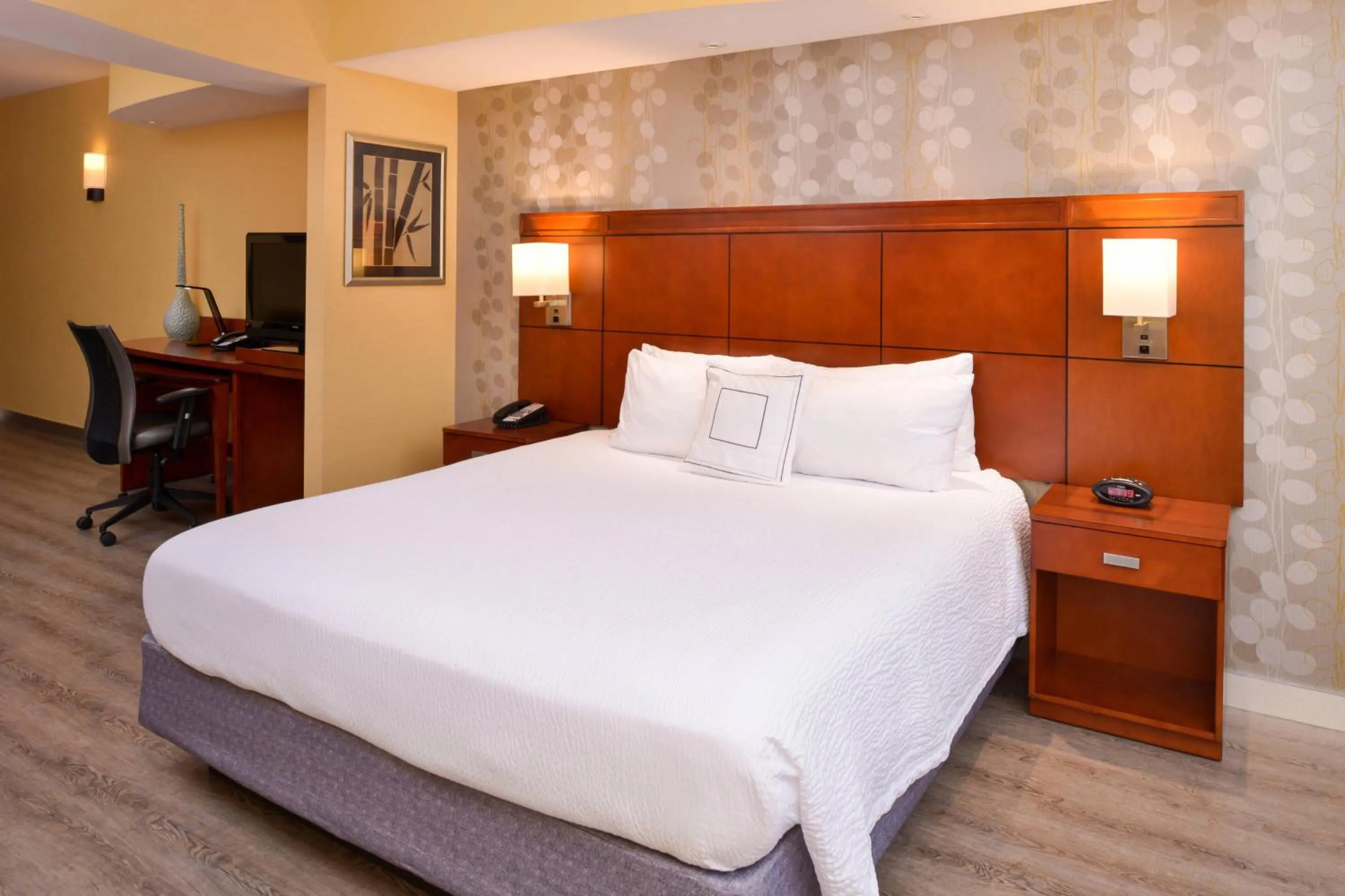 Bedroom, Bed in Courtyard by Marriott Victorville Hesperia