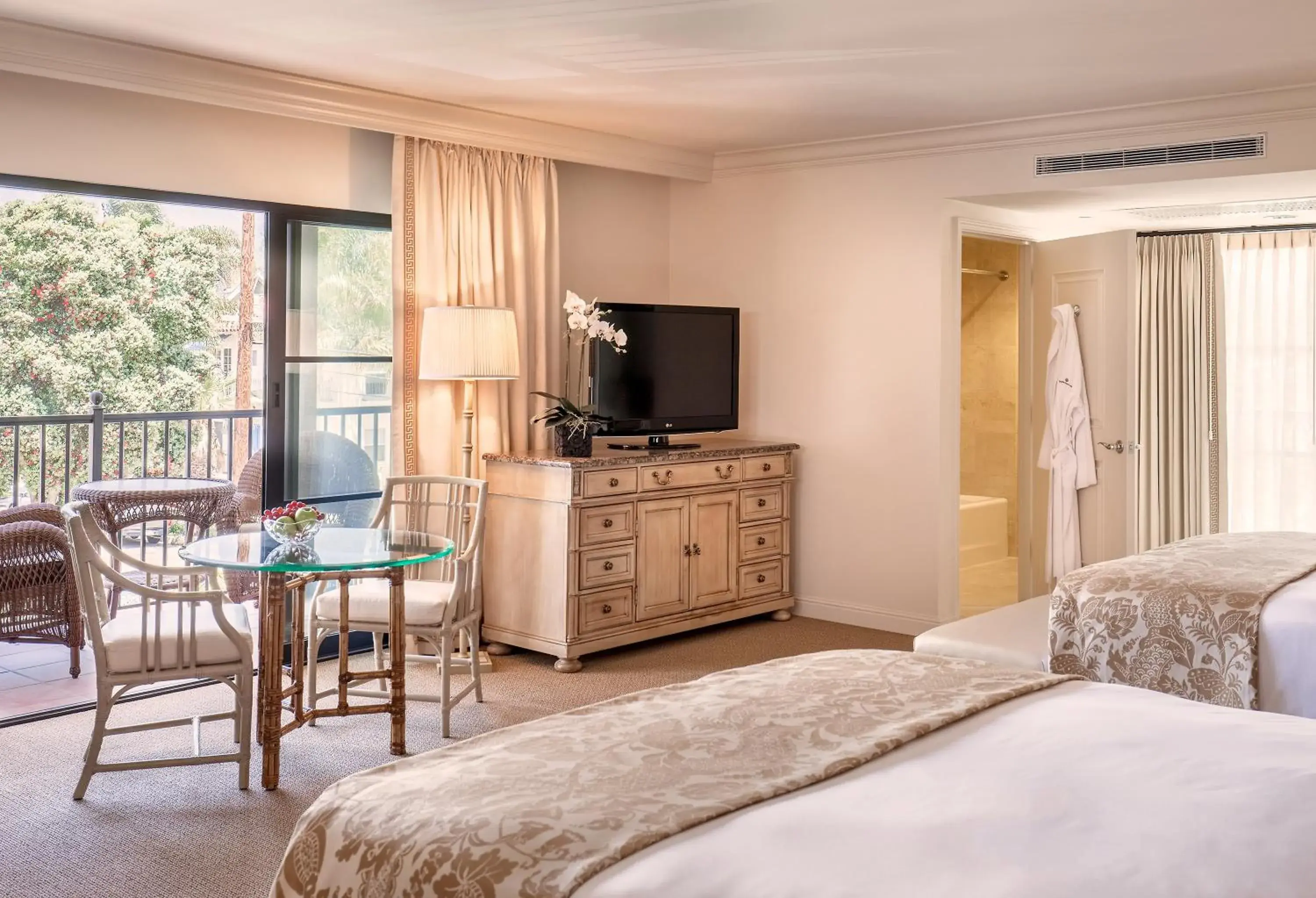 Balcony/Terrace, Bed in Santa Barbara Inn Balcony/Terrace, Bed in Santa Barbara Inn