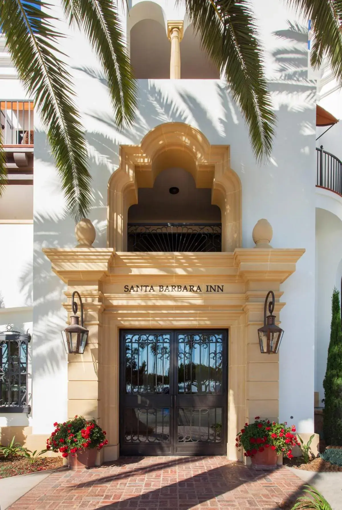 Facade/entrance in Santa Barbara Inn Facade/entrance in Santa Barbara Inn
