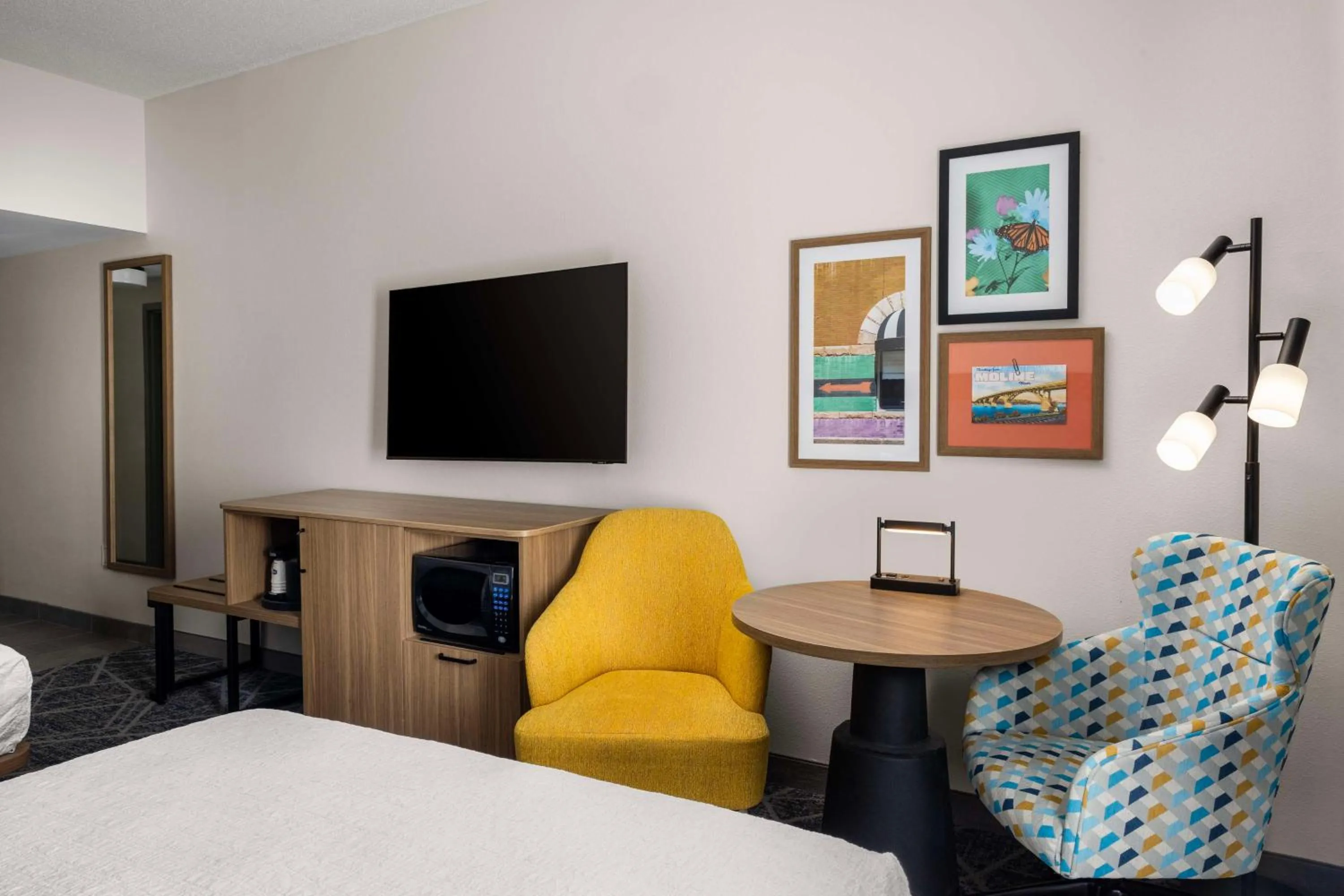 Living room, Bed in Hampton Inn & Suites Moline-Quad City Int'l Aprt