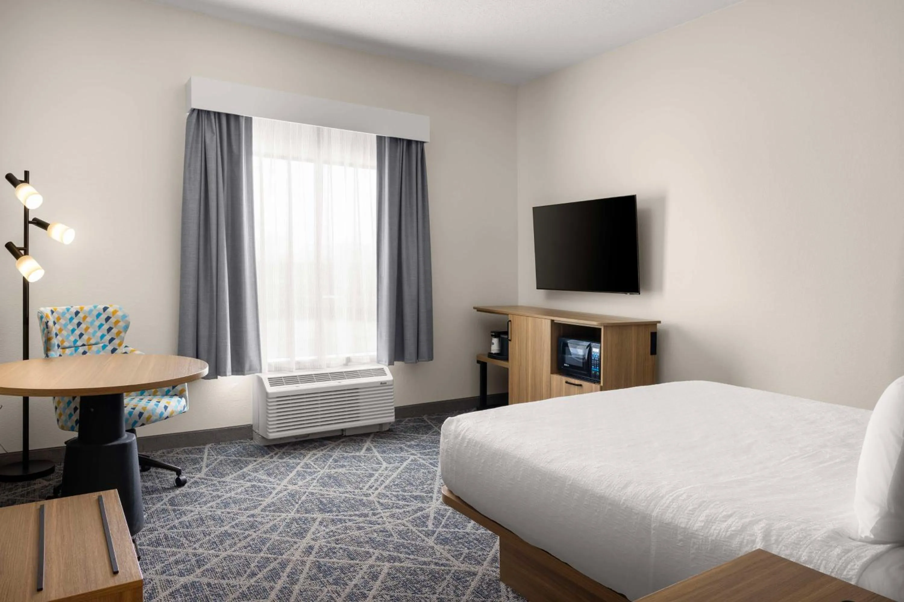 Bed in Hampton Inn & Suites Moline-Quad City Int'l Aprt