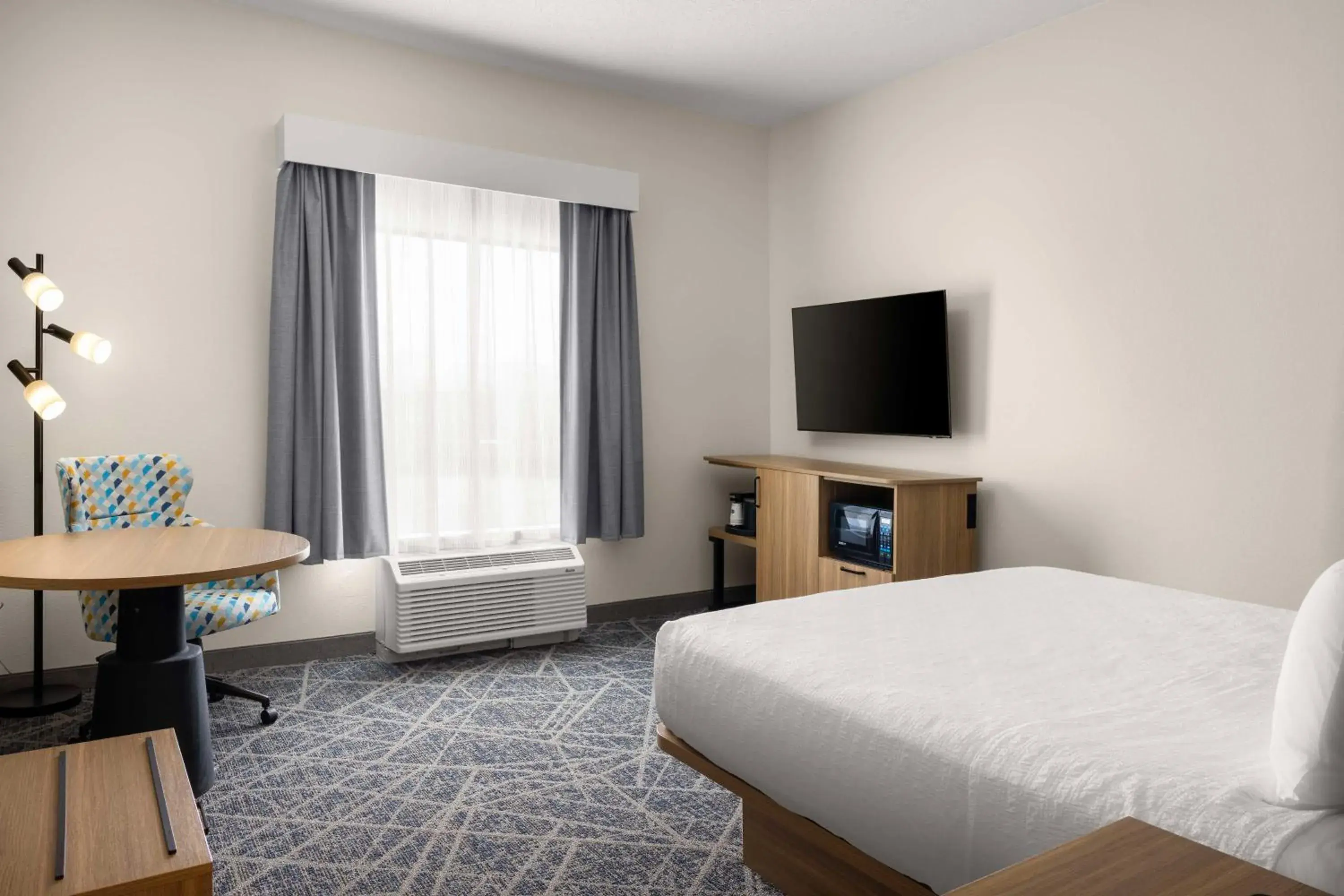 Bed in Hampton Inn & Suites Moline-Quad City Int'l Aprt Bed in Hampton Inn & Suites Moline-Quad City Int'l Aprt
