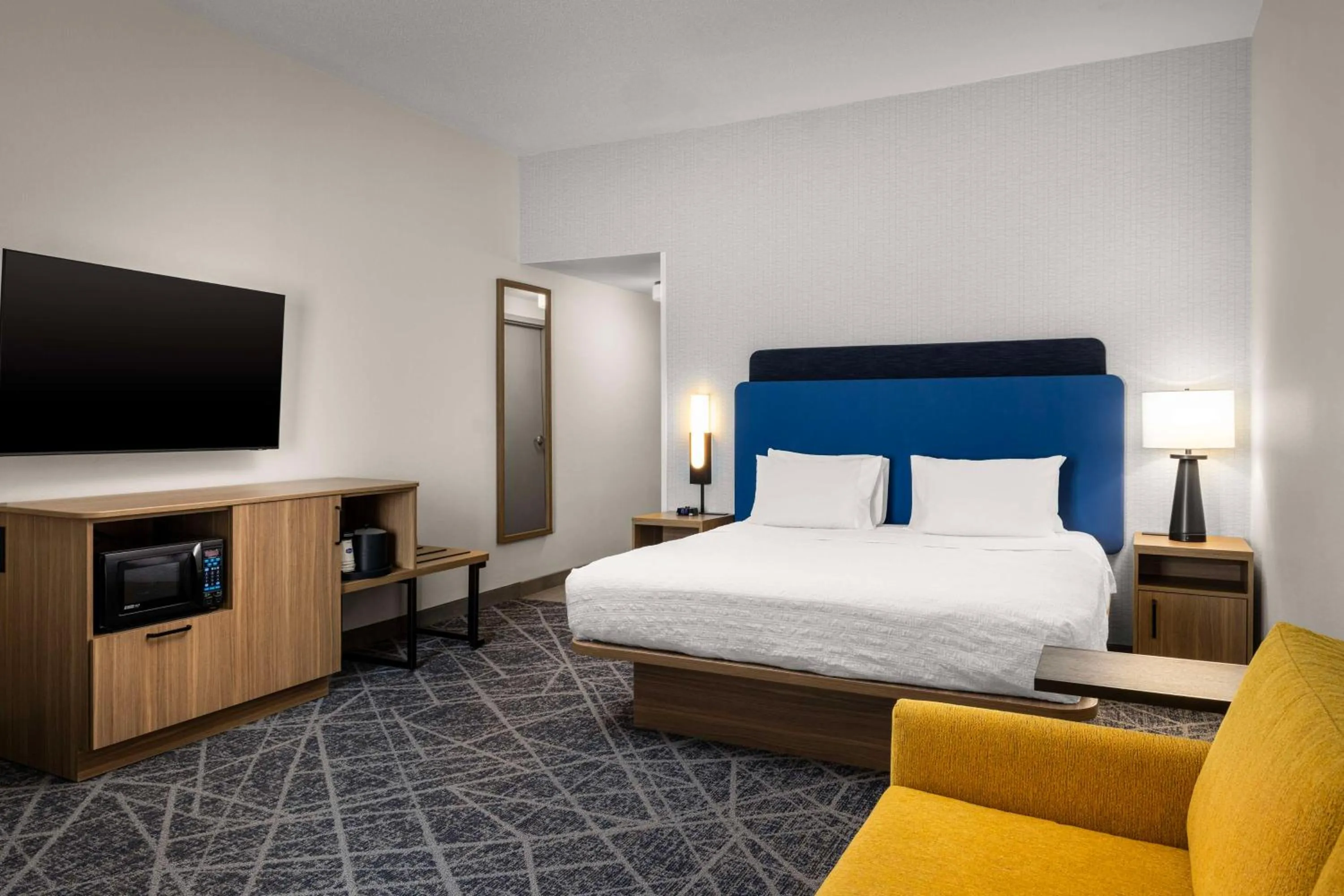 Bed in Hampton Inn & Suites Moline-Quad City Int'l Aprt