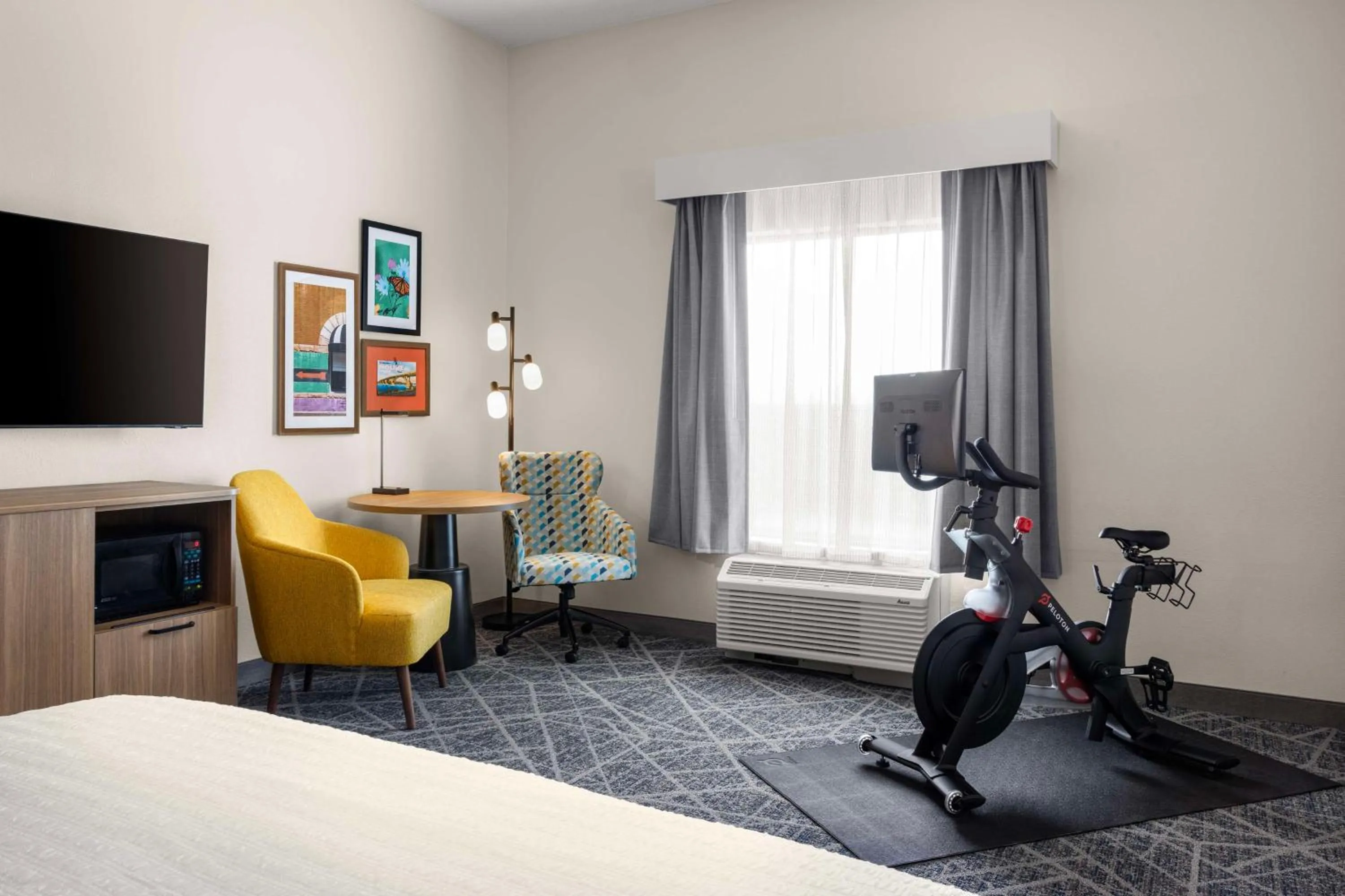 Bed in Hampton Inn & Suites Moline-Quad City Int'l Aprt