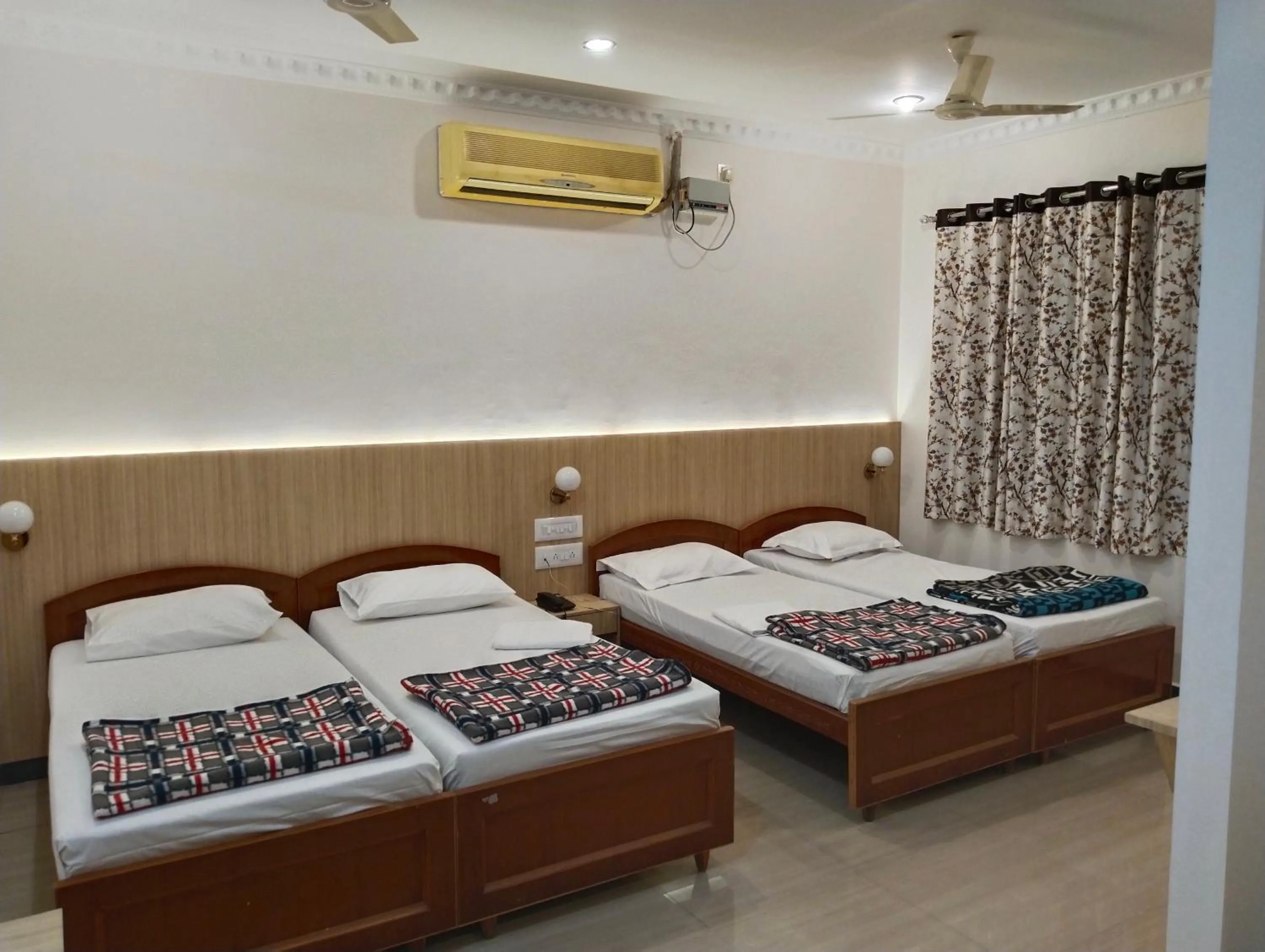 Bed in Hotel Nachiappa Palace