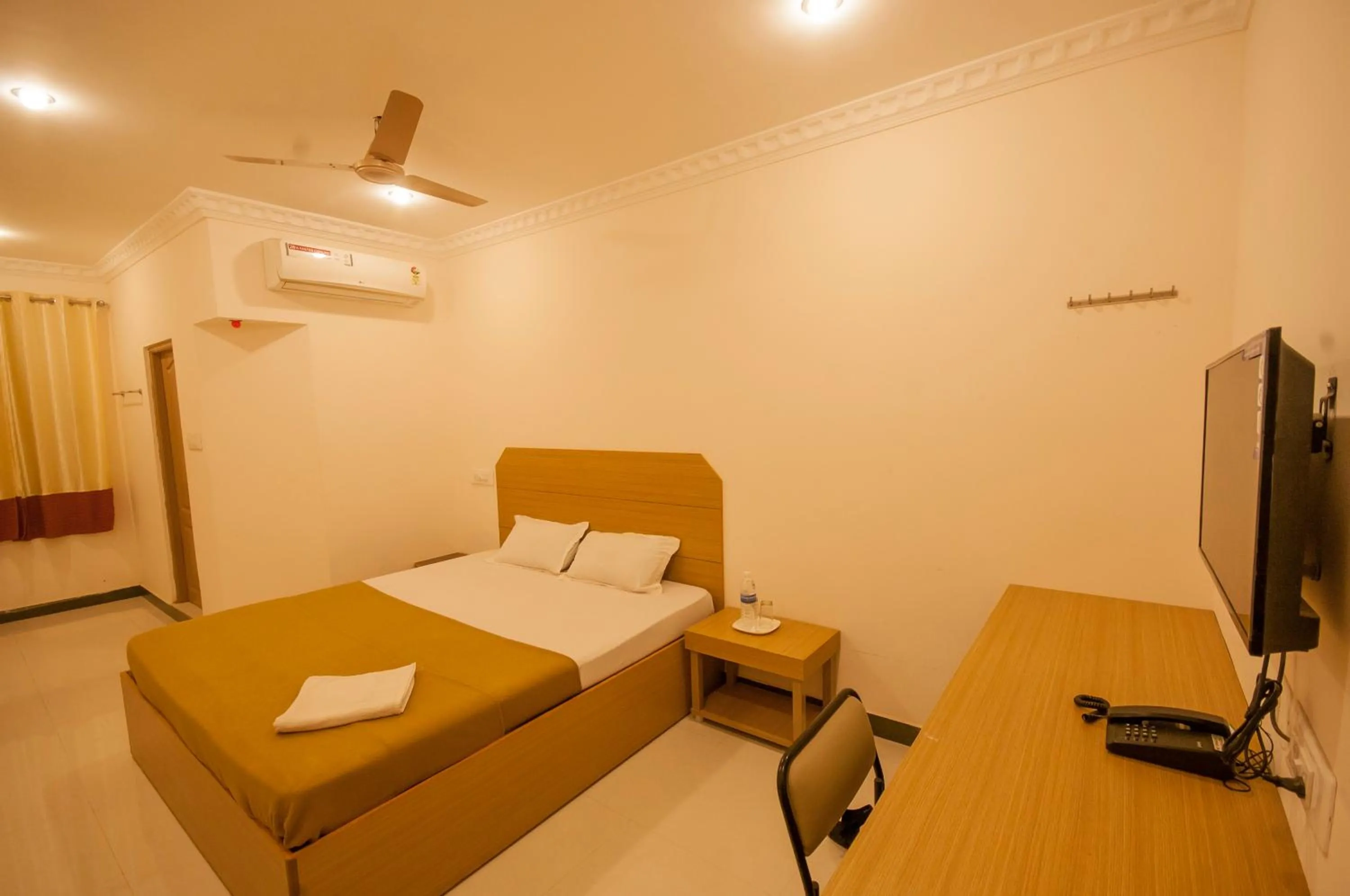 Bed in Hotel Nachiappa Palace