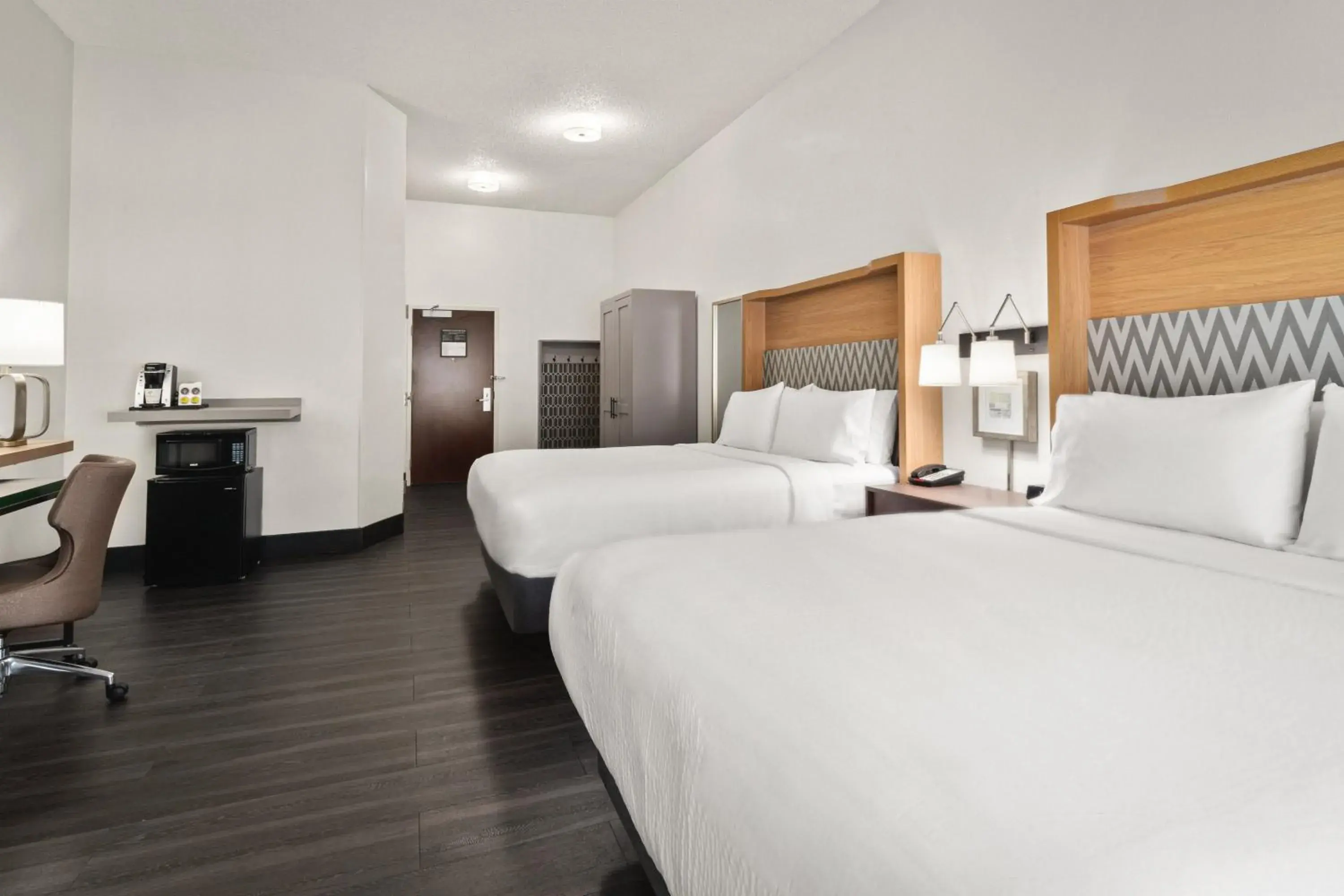 Photo of the whole room, Bed in Holiday Inn & Suites Bothell an IHG Hotel Photo of the whole room, Bed in Holiday Inn & Suites Bothell an IHG Hotel