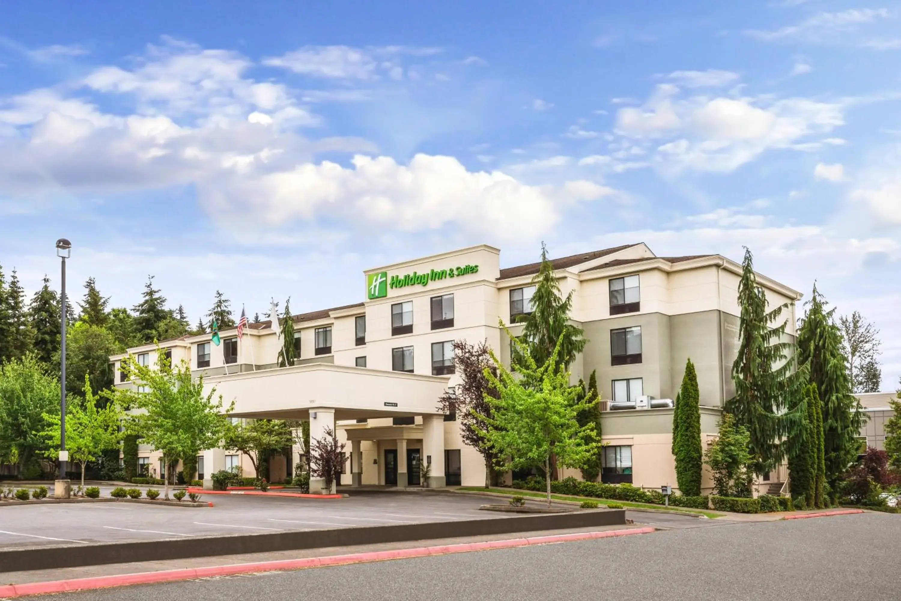 Property building in Holiday Inn & Suites Bothell an IHG Hotel Property building in Holiday Inn & Suites Bothell an IHG Hotel