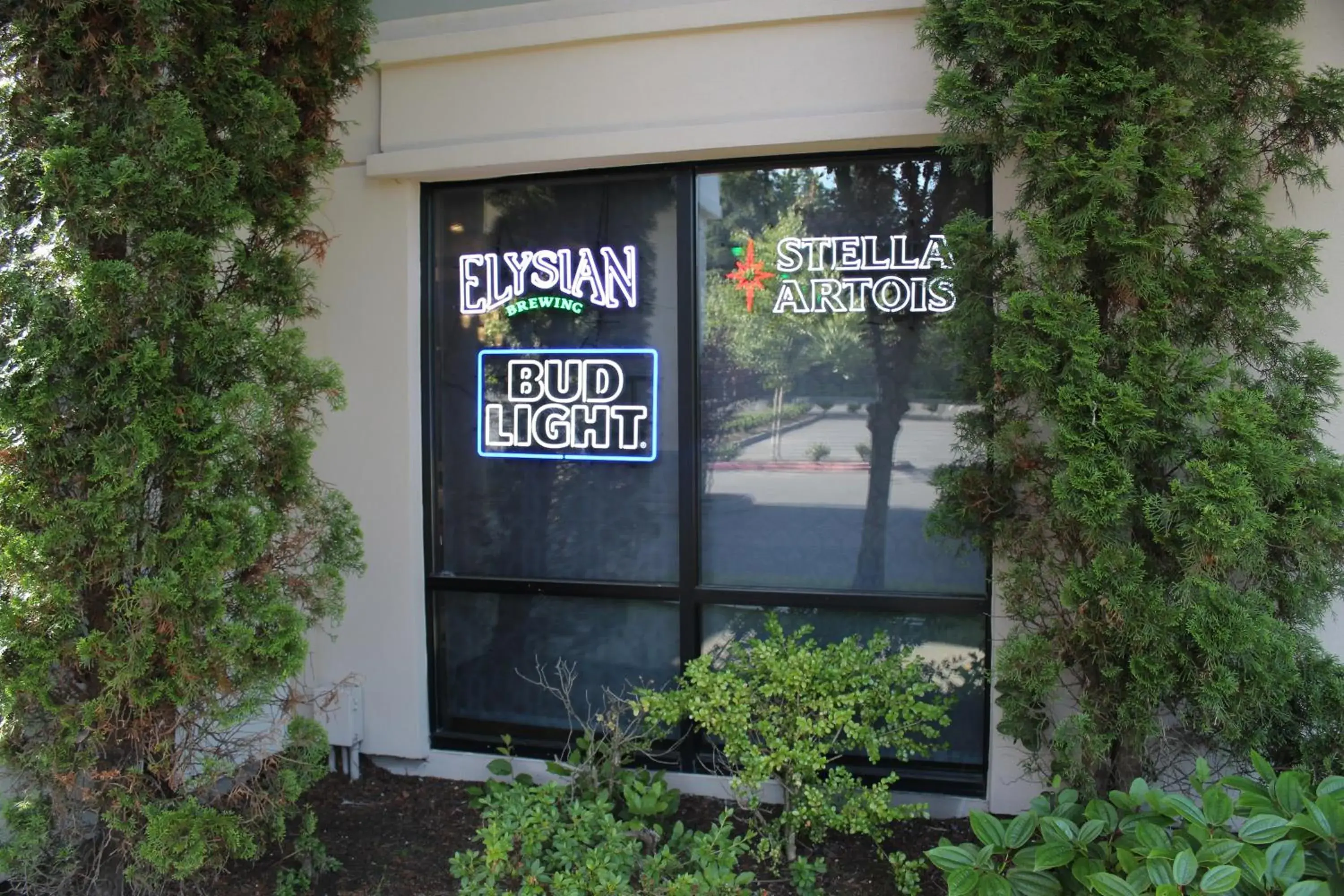 Lounge or bar in Holiday Inn & Suites Bothell an IHG Hotel Lounge or bar in Holiday Inn & Suites Bothell an IHG Hotel