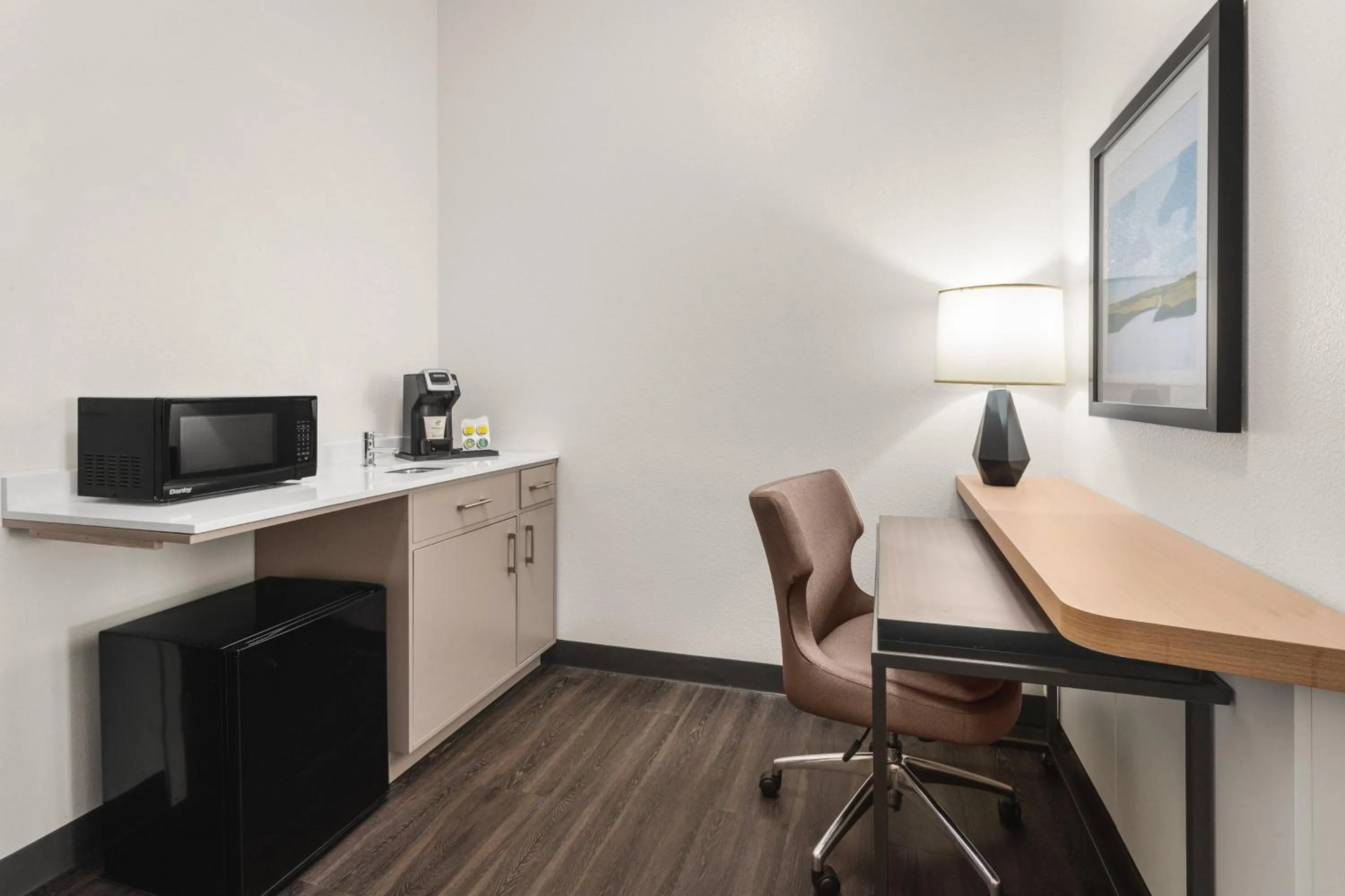 Bedroom in Holiday Inn & Suites Bothell an IHG Hotel