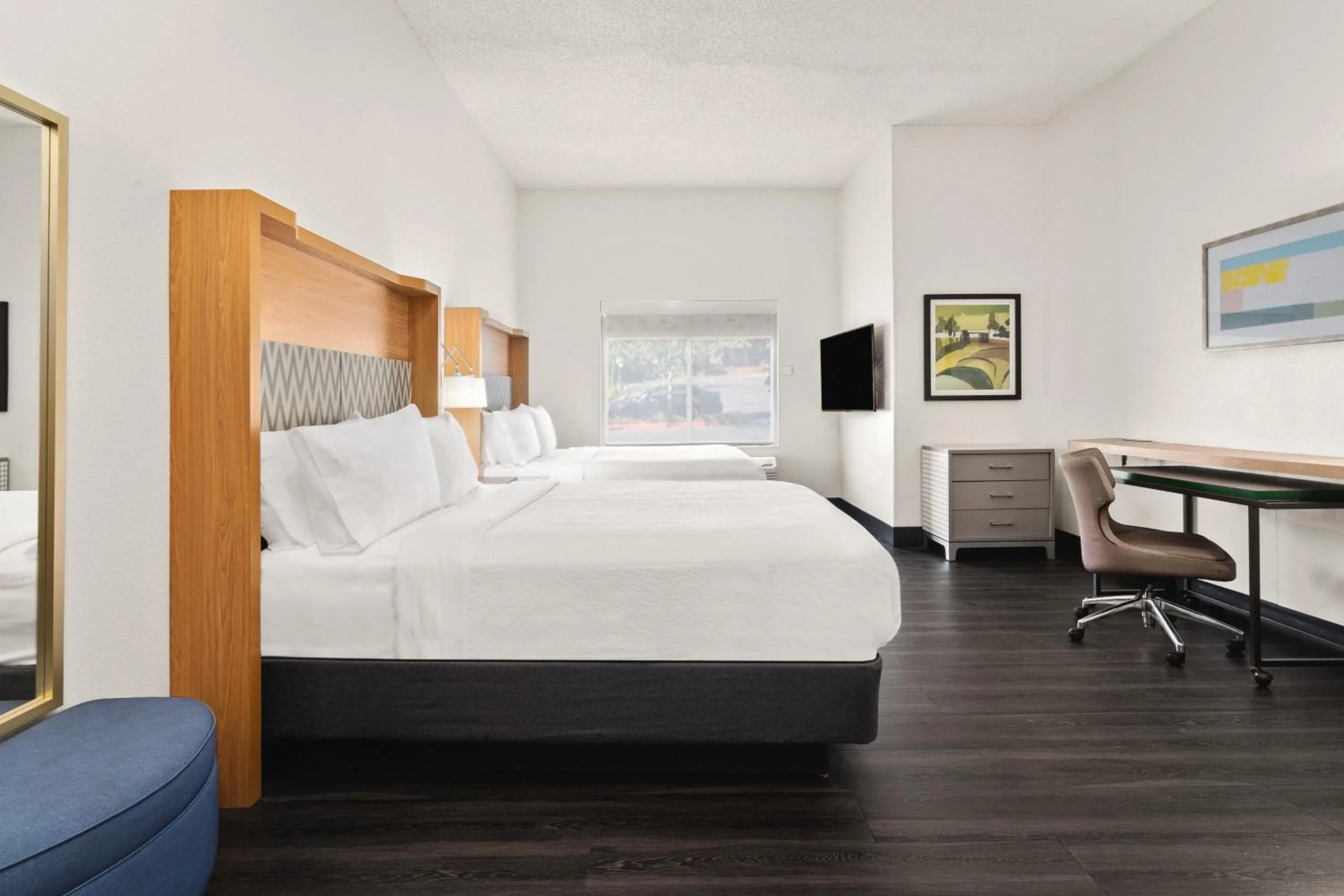 Photo of the whole room, Bed in Holiday Inn & Suites Bothell an IHG Hotel