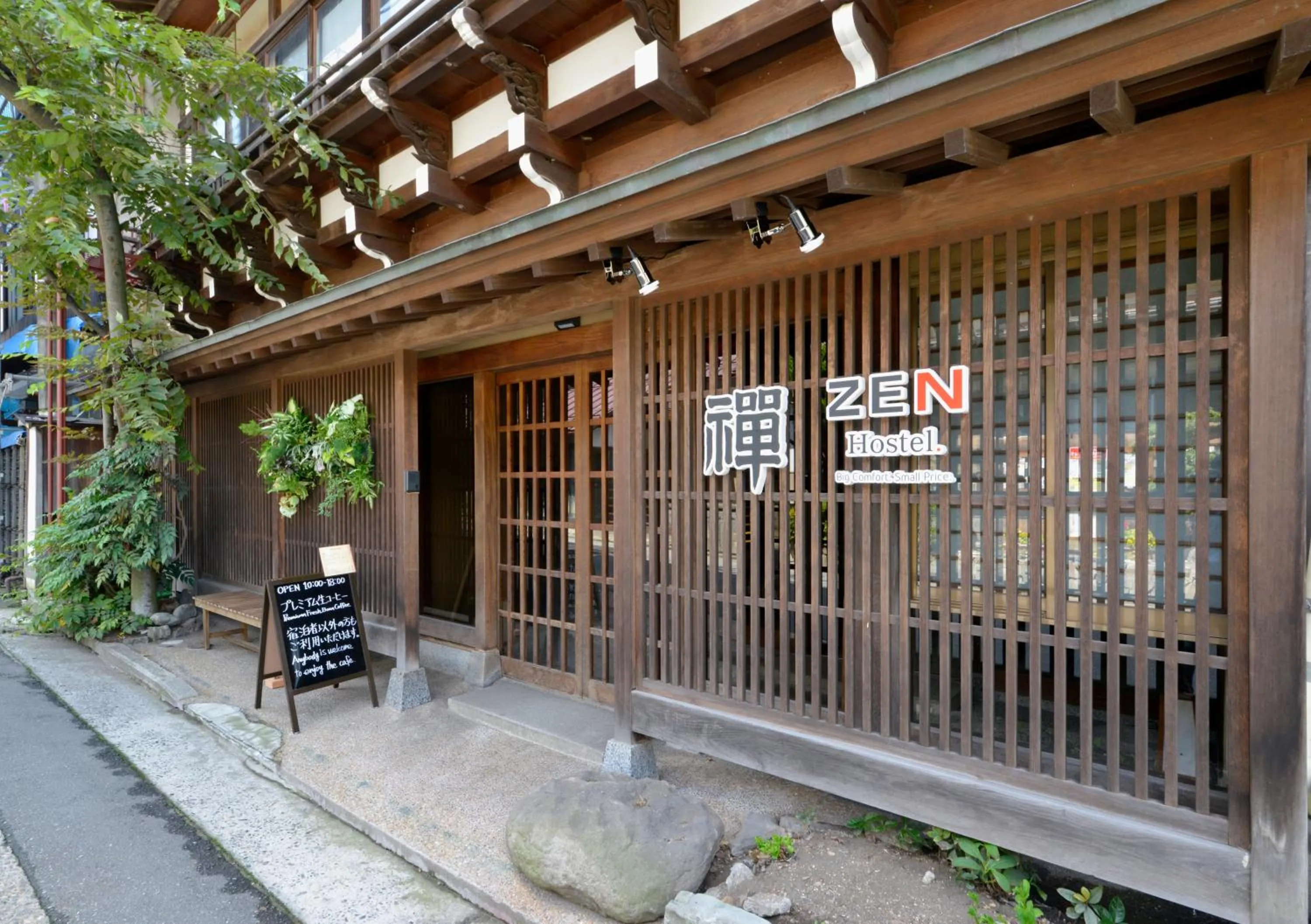 Facade/entrance in ZEN Hostel