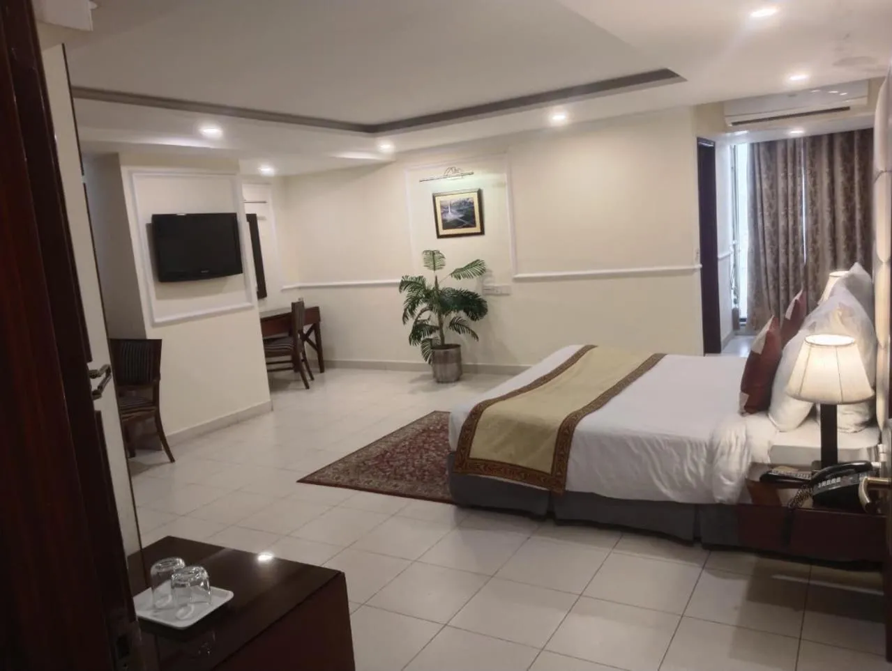 Photo of the whole room, Bed in Heaven Hotel