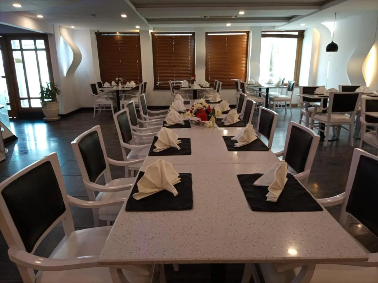 Restaurant/places to eat in Heaven Hotel
