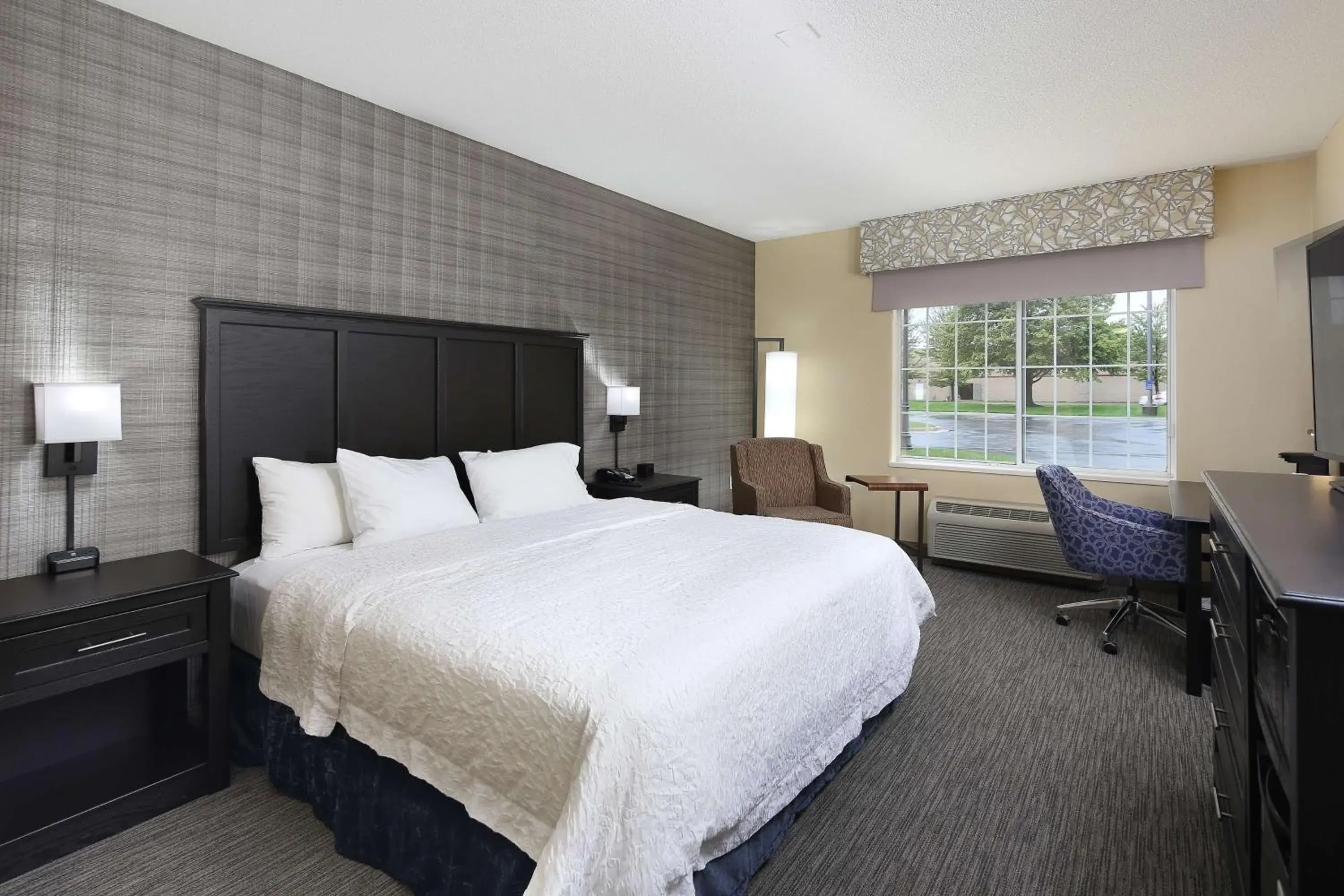 Bed in Hampton Inn Holland Bed in Hampton Inn Holland