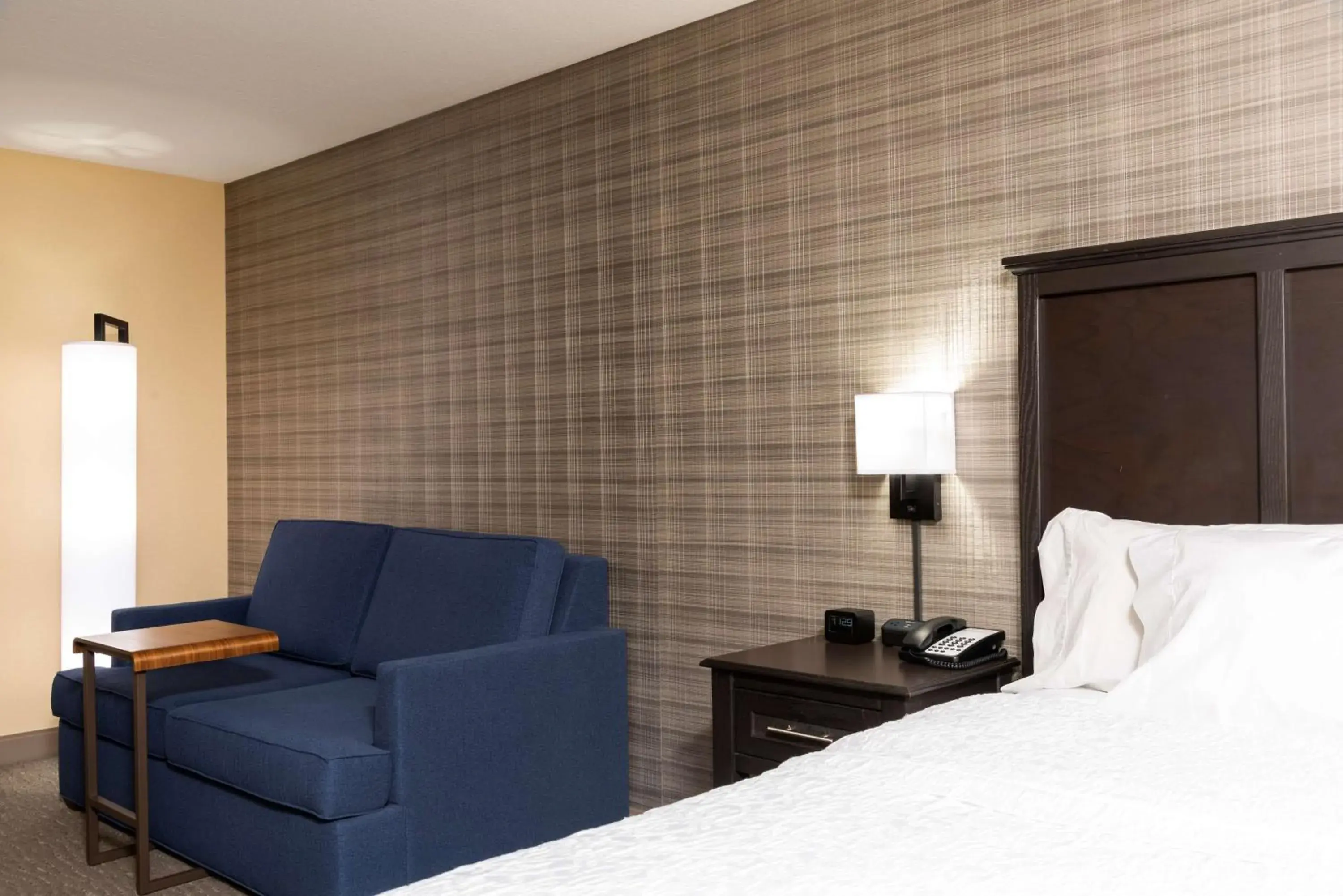 King Room with Sofa Bed - Non-Smoking in Hampton Inn Holland King Room with Sofa Bed - Non-Smoking in Hampton Inn Holland