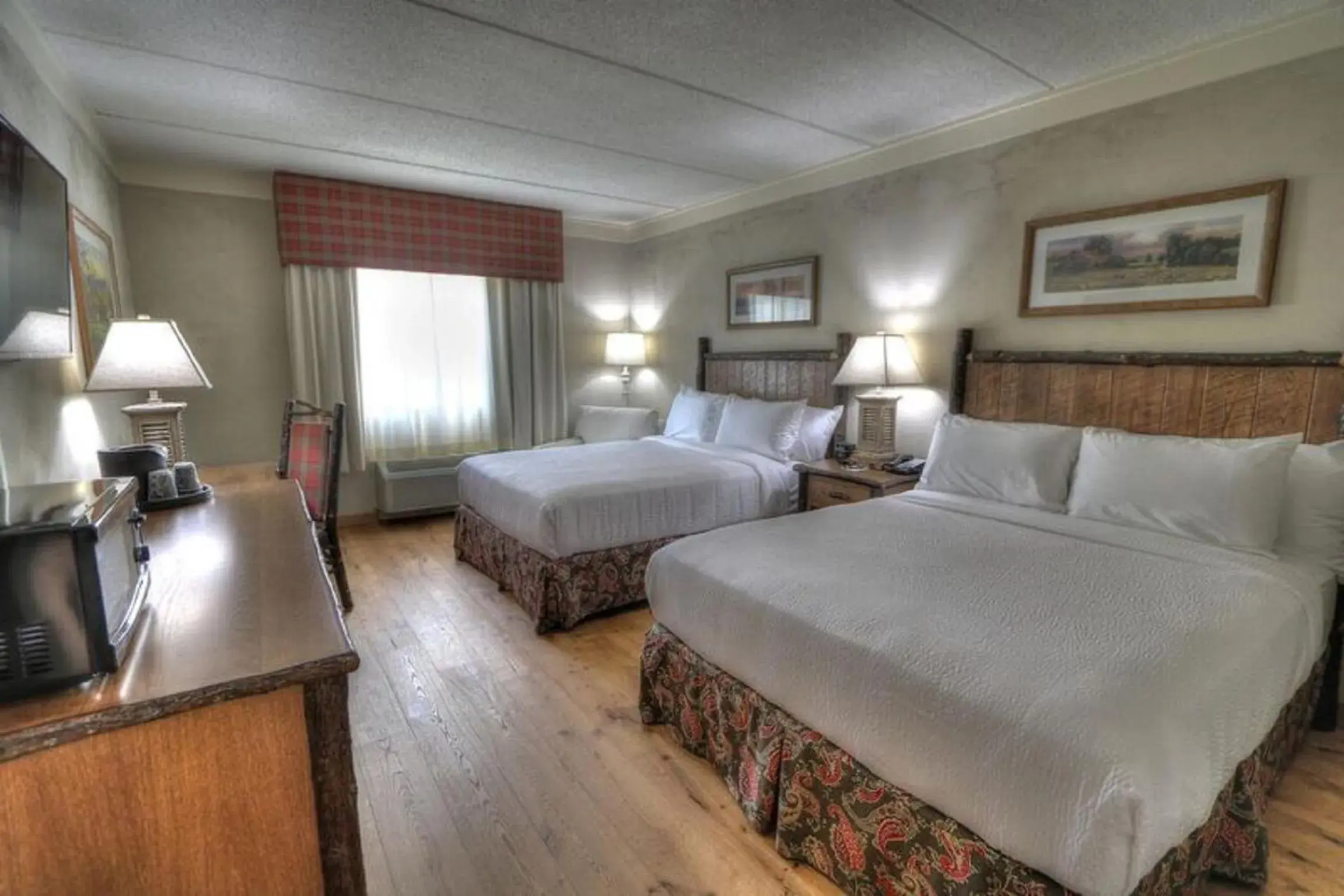 Queen Room with Two Queen Beds in Lodge at Five Oaks Pigeon Forge - Sevierville Queen Room with Two Queen Beds in Lodge at Five Oaks Pigeon Forge - Sevierville