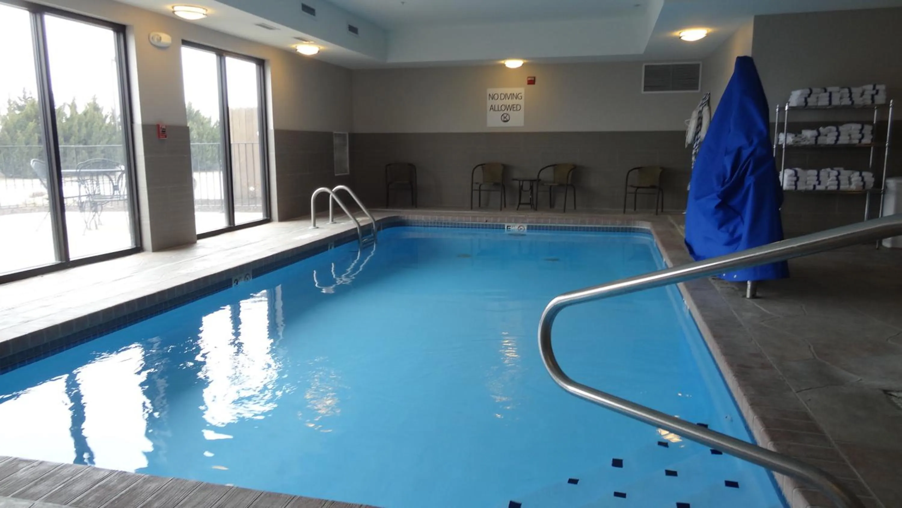 Swimming pool in Holiday Inn Express Hotel Kansas City - Bonner Springs by IHG