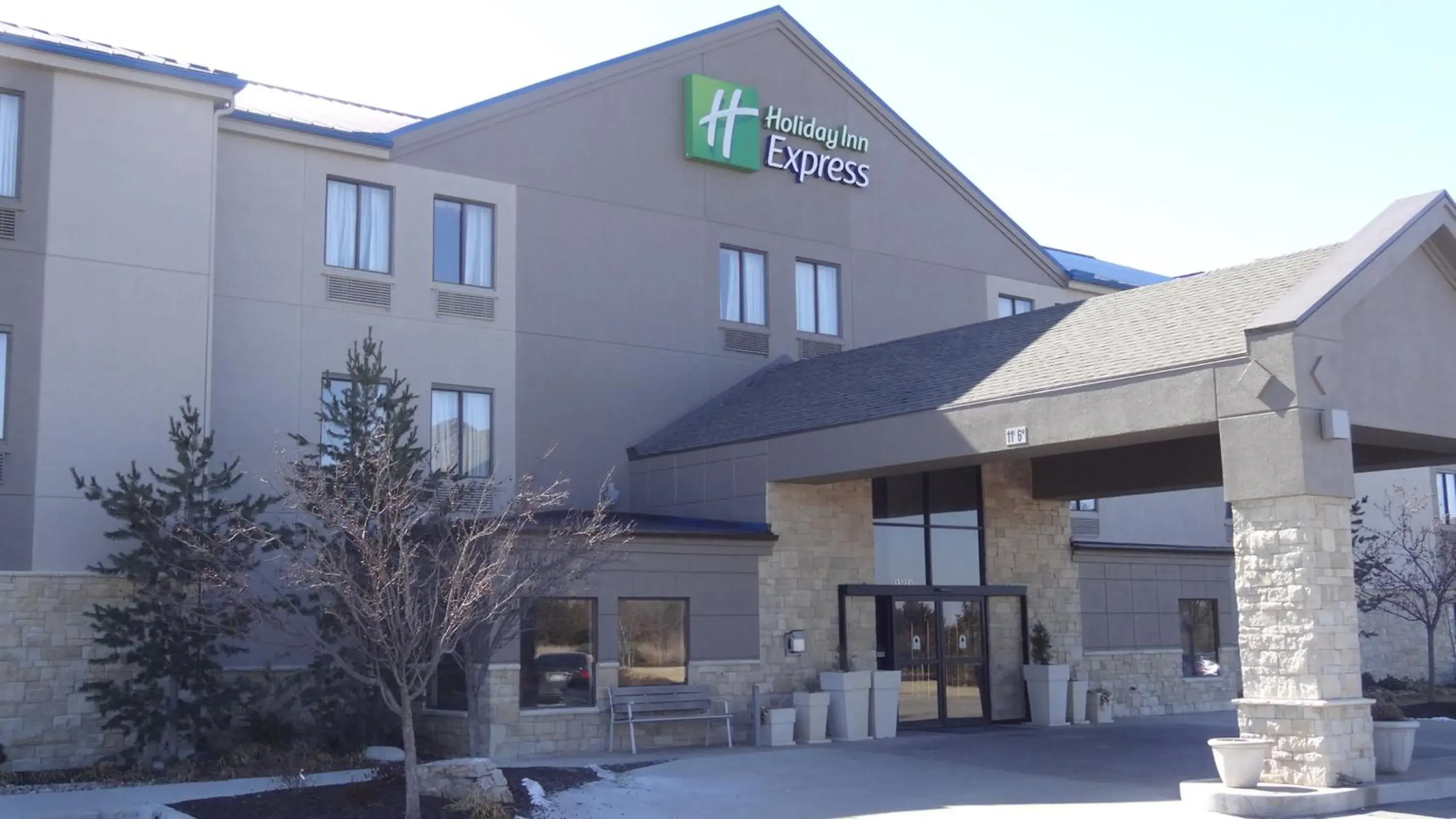 Property building in Holiday Inn Express Hotel Kansas City - Bonner Springs by IHG Property building in Holiday Inn Express Hotel Kansas City - Bonner Springs by IHG