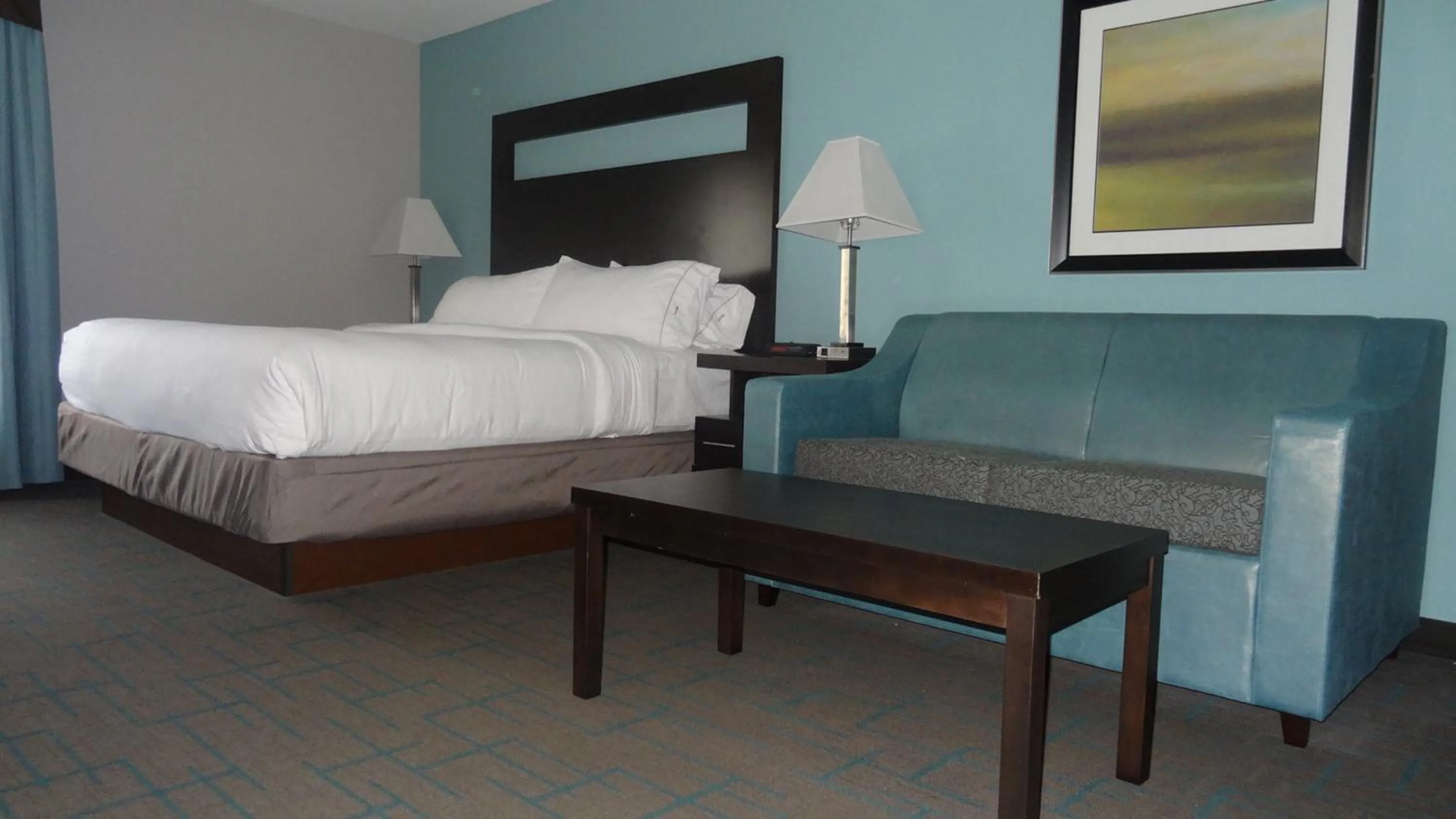 Photo of the whole room, Bed in Holiday Inn Express Hotel Kansas City - Bonner Springs by IHG