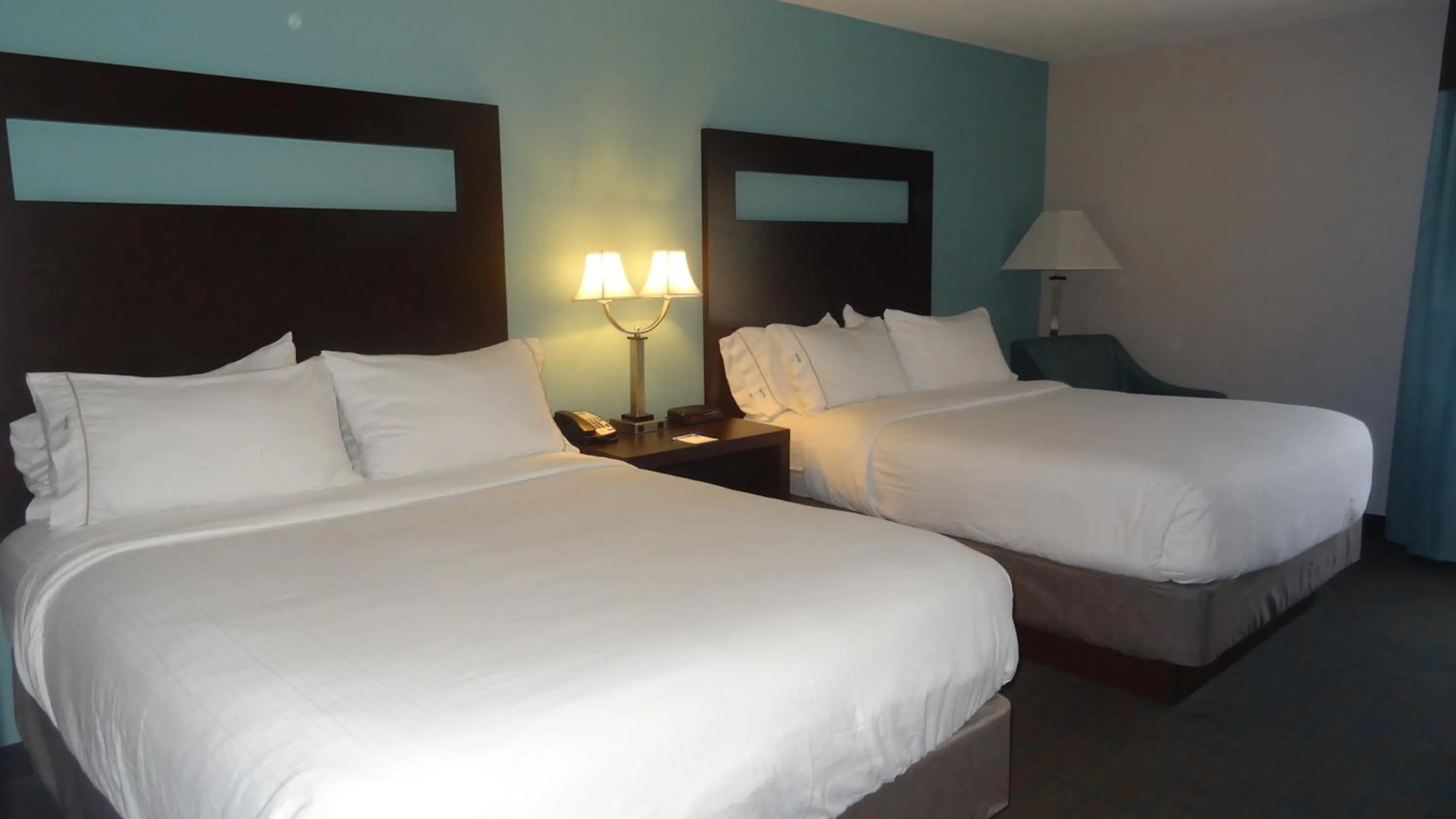 Photo of the whole room, Bed in Holiday Inn Express Hotel Kansas City - Bonner Springs by IHG