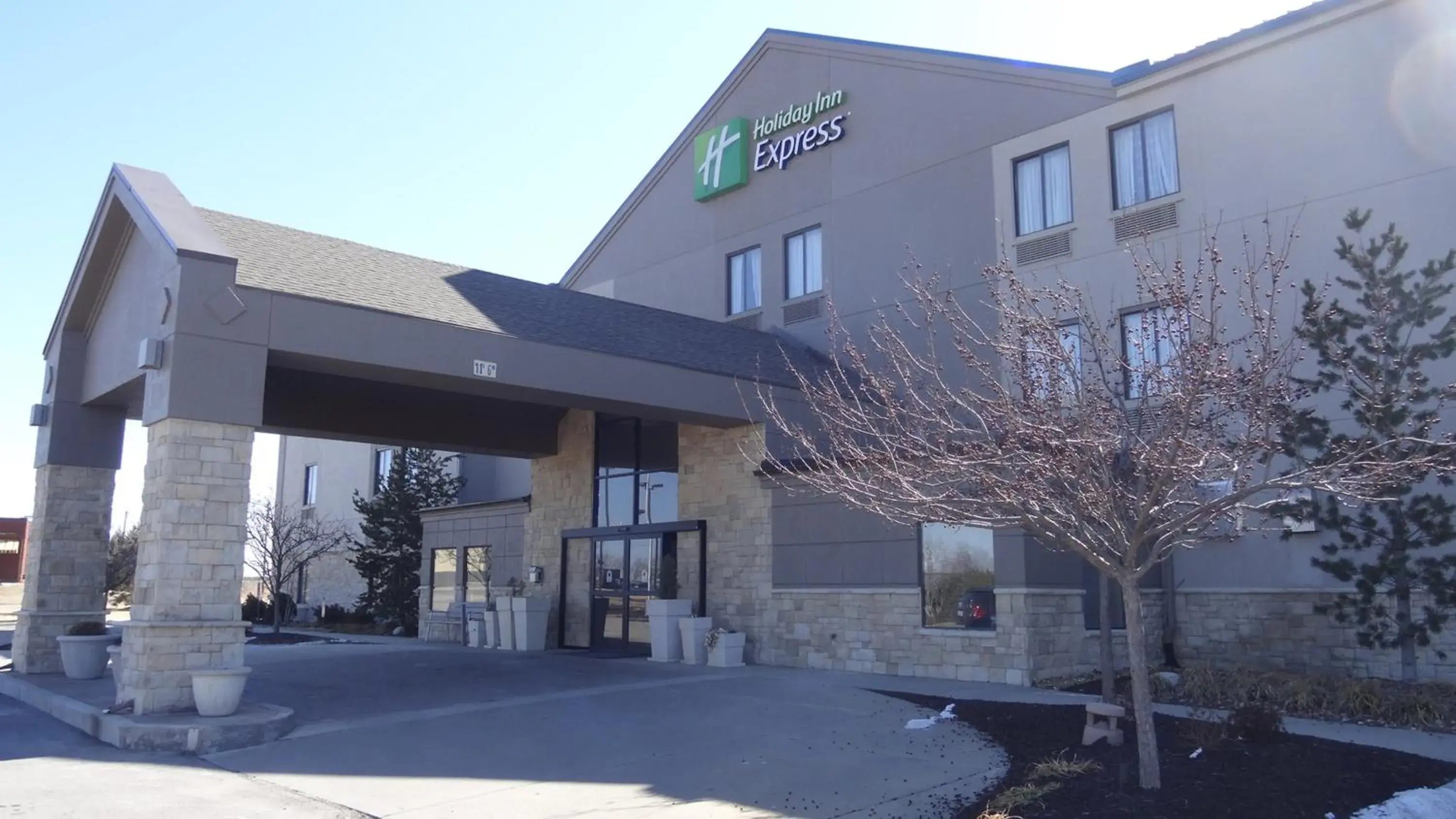 Property building in Holiday Inn Express Hotel Kansas City - Bonner Springs by IHG Property building in Holiday Inn Express Hotel Kansas City - Bonner Springs by IHG