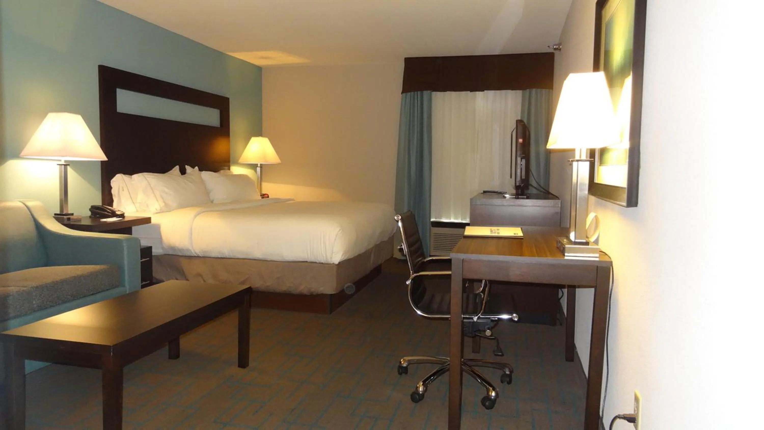 Photo of the whole room, Bed in Holiday Inn Express Hotel Kansas City - Bonner Springs by IHG