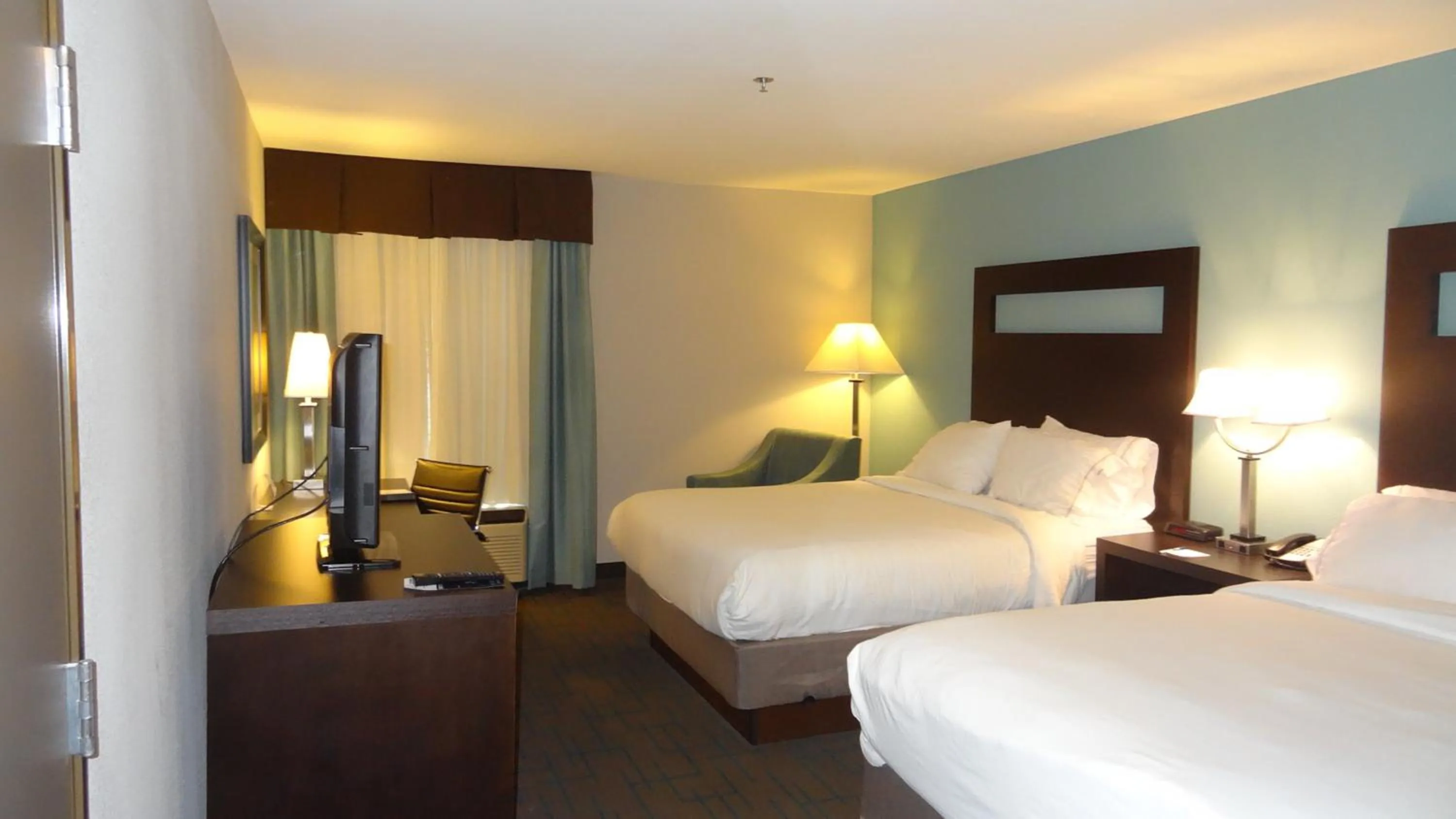 Photo of the whole room, Bed in Holiday Inn Express Hotel Kansas City - Bonner Springs by IHG