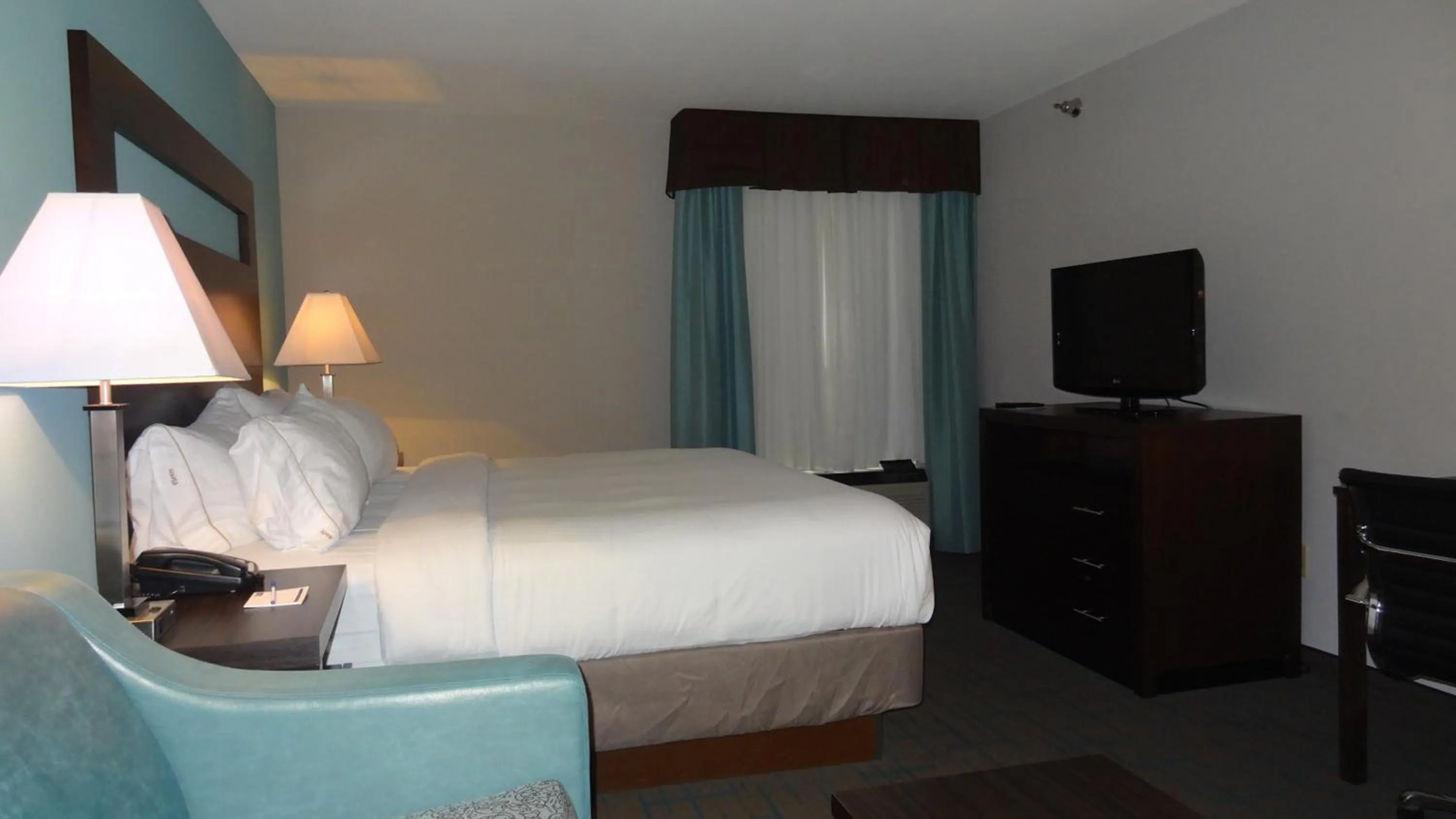 Photo of the whole room, Bed in Holiday Inn Express Hotel Kansas City - Bonner Springs by IHG