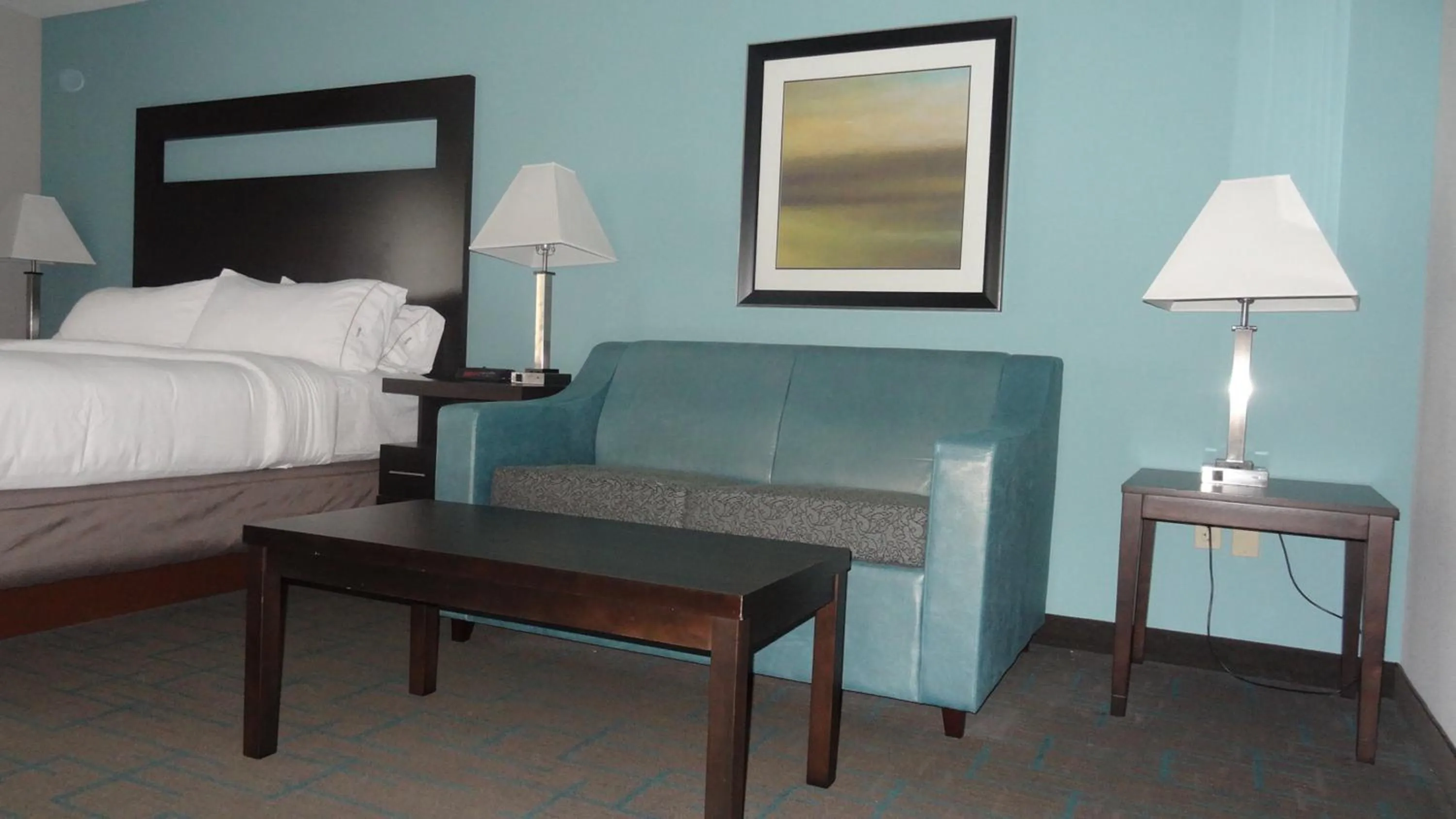 Photo of the whole room, Bed in Holiday Inn Express Hotel Kansas City - Bonner Springs by IHG