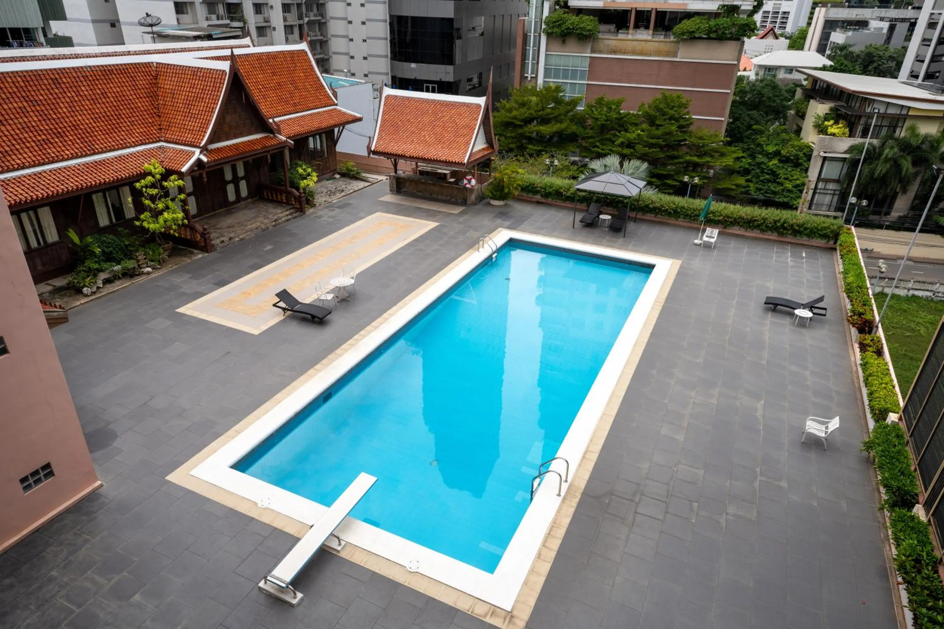 Swimming pool in Ariston Hotel Bangkok