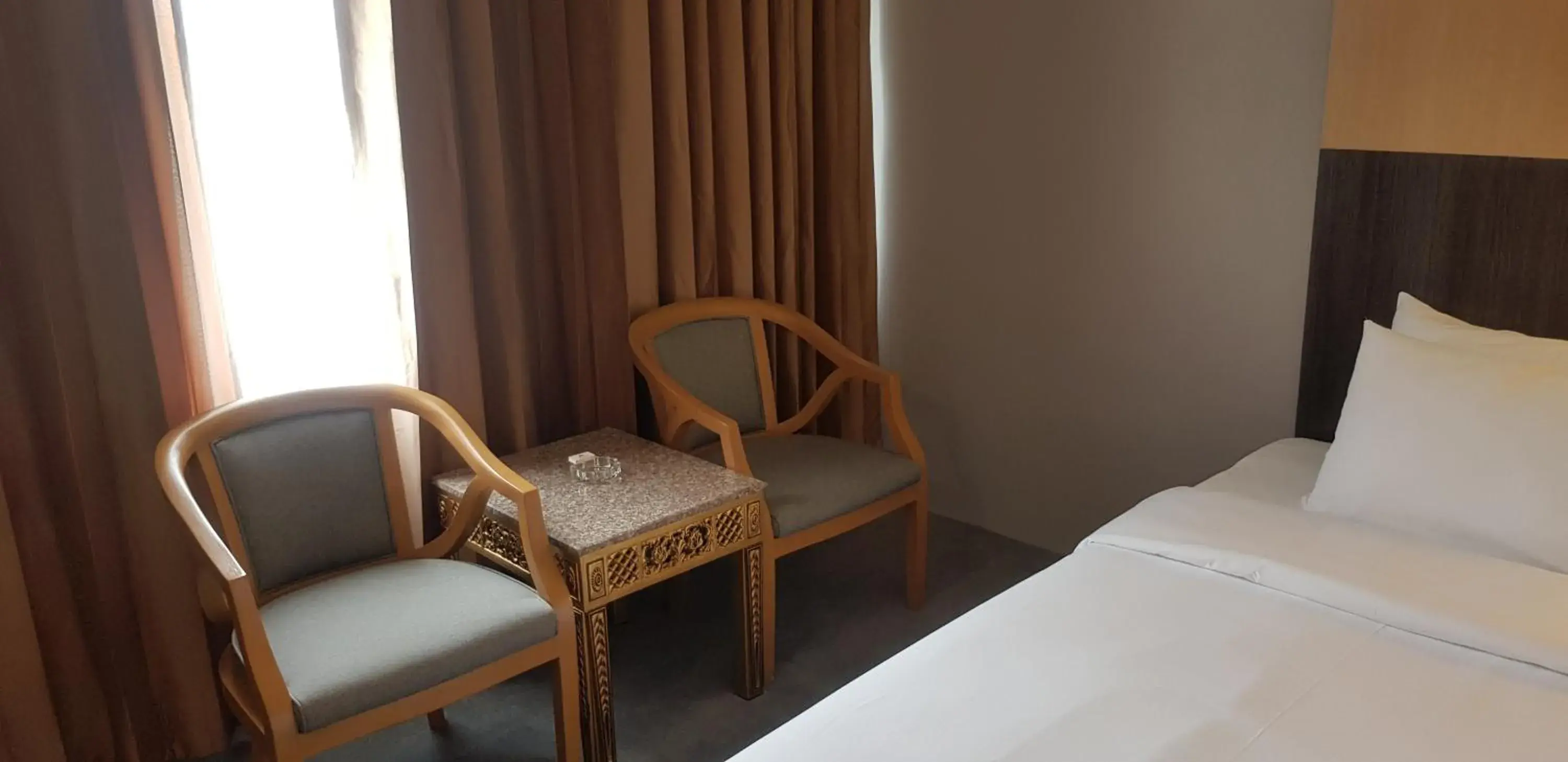 Seating area, Bed in Ariston Hotel Bangkok Seating area, Bed in Ariston Hotel Bangkok