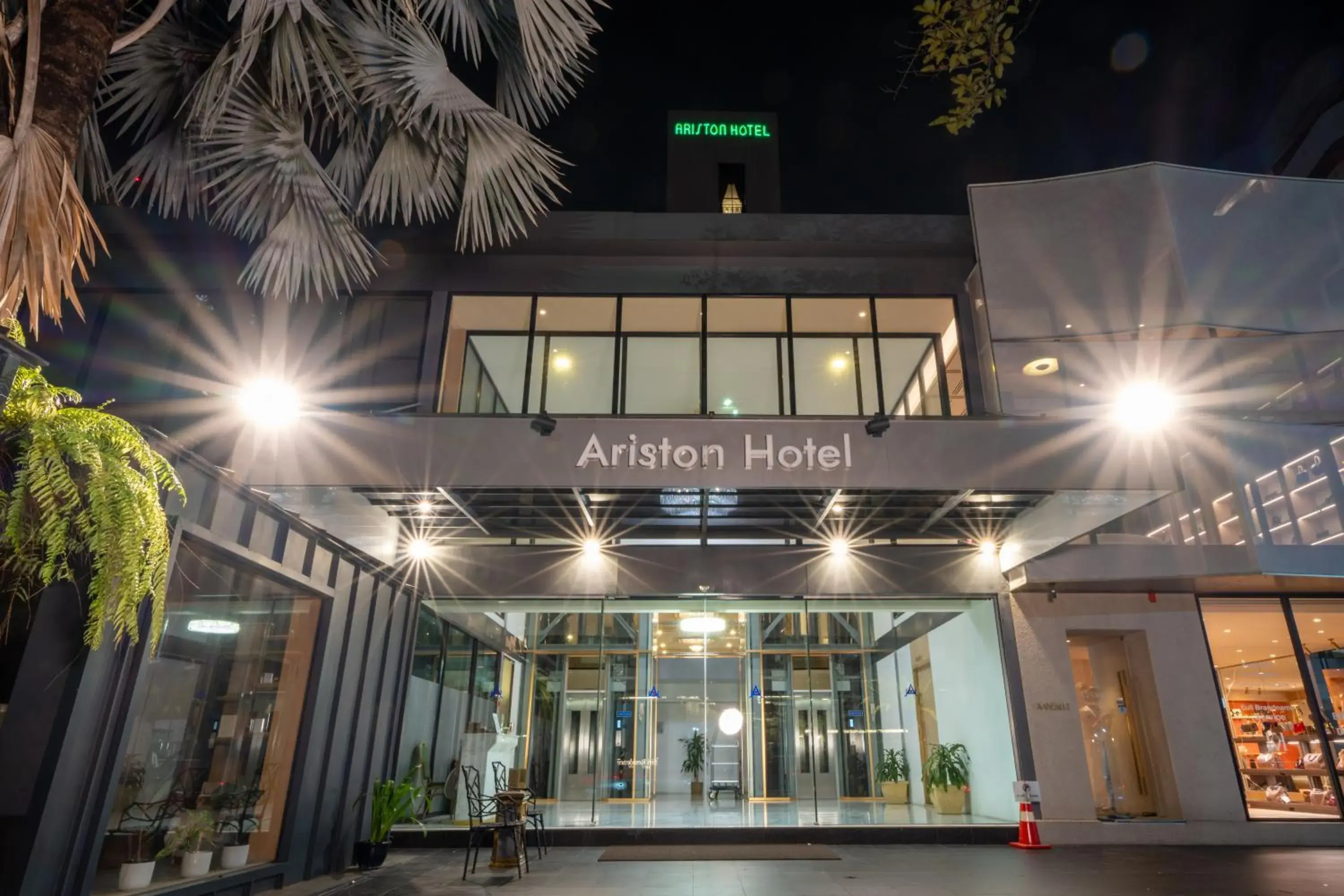 Property building in Ariston Hotel Bangkok Property building in Ariston Hotel Bangkok