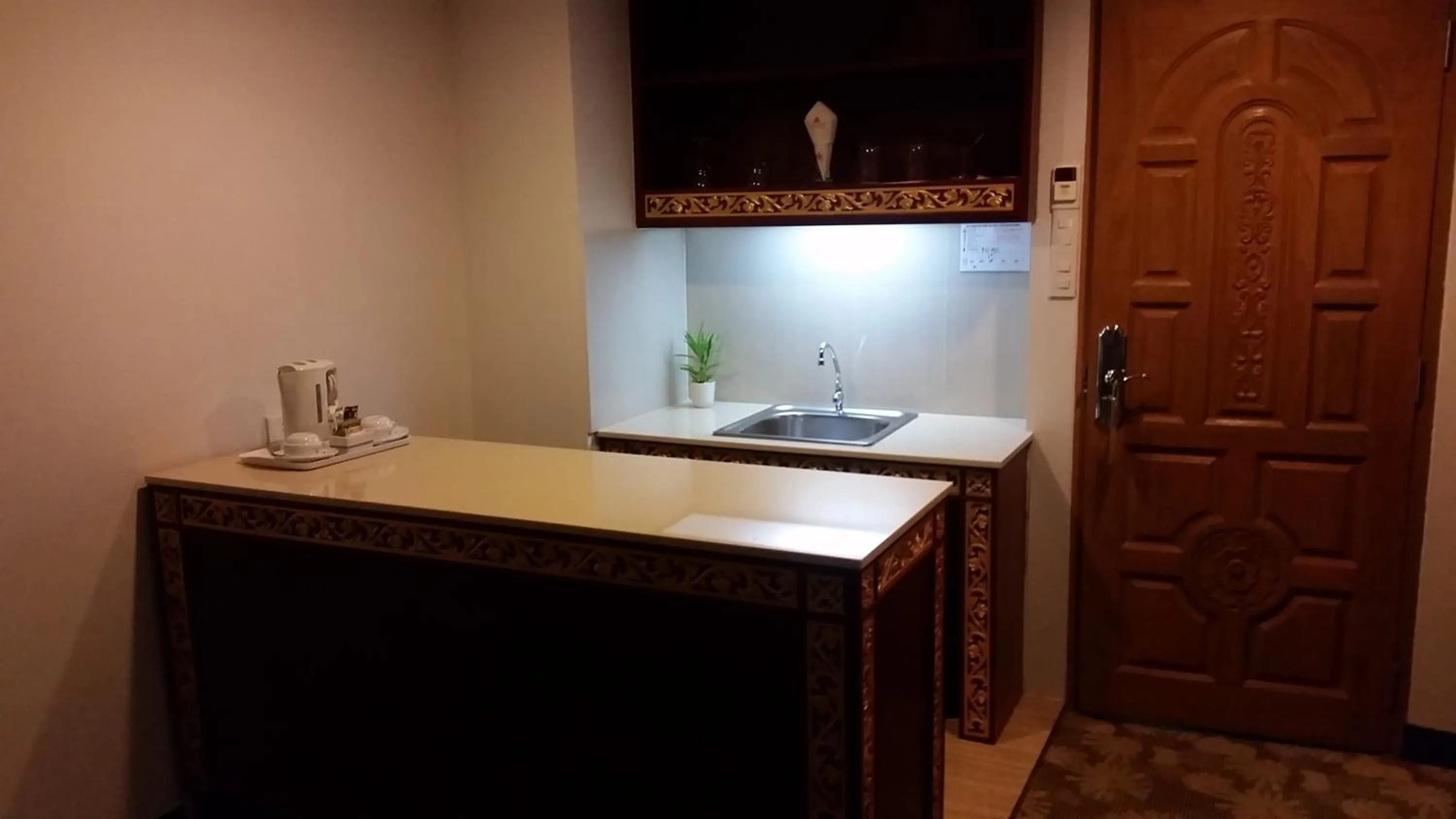 Kitchen or kitchenette in Ariston Hotel Bangkok