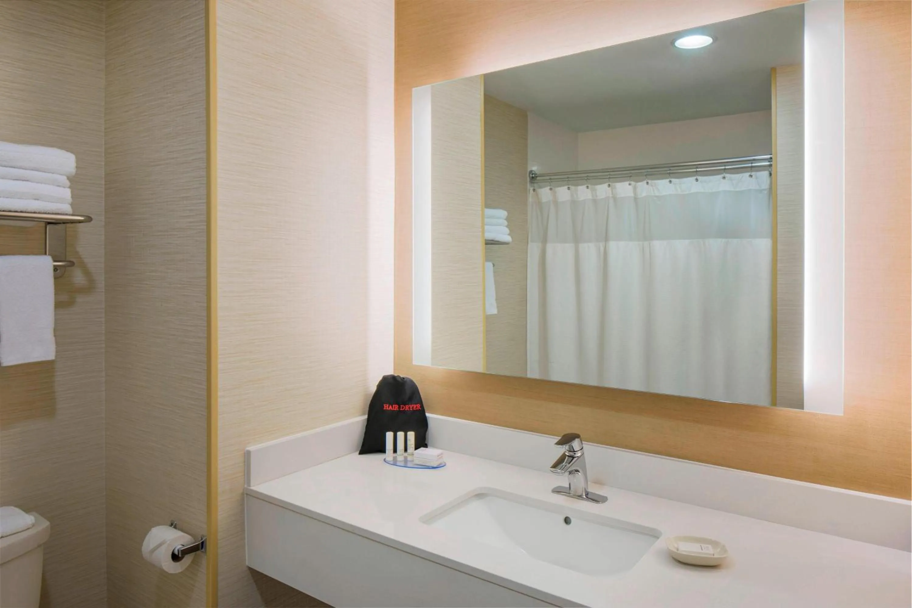 Bathroom in Fairfield Inn & Suites by Marriott Bridgewater Branchburg/Somerville