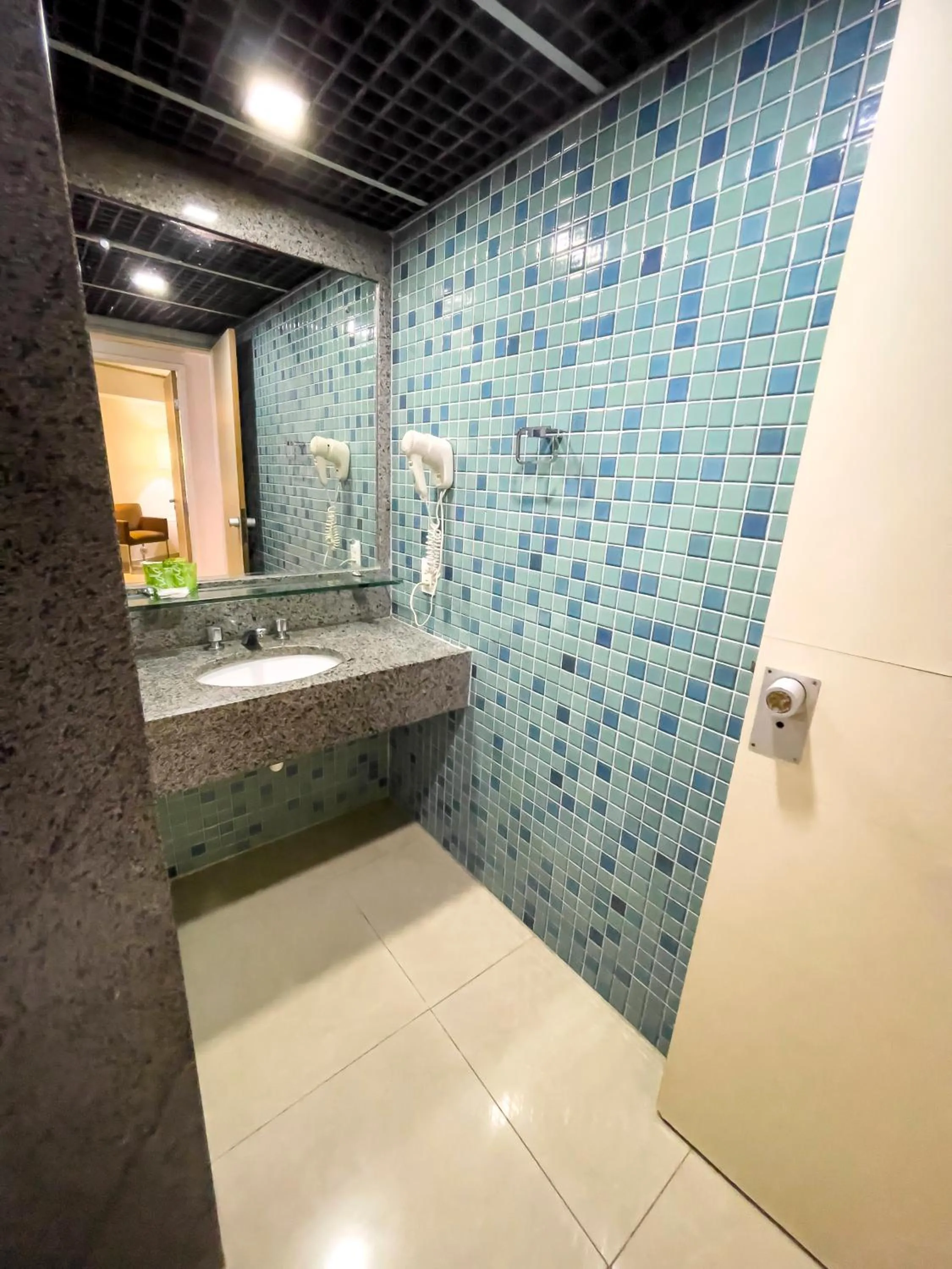 Bathroom in Marante Plaza Hotel