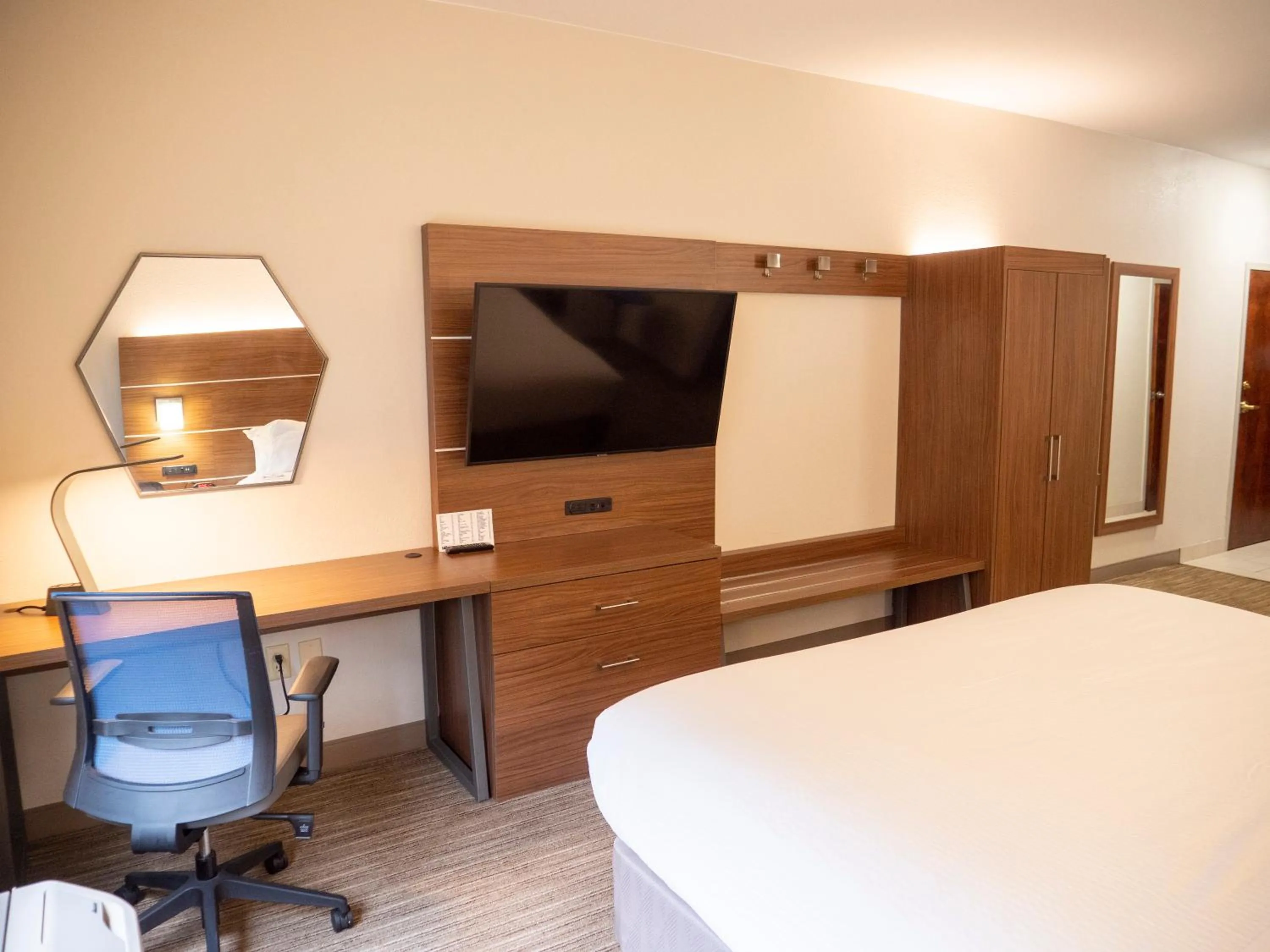 Photo of the whole room, Bed in Holiday Inn Express & Suites Greenville Airport i85 by IHG