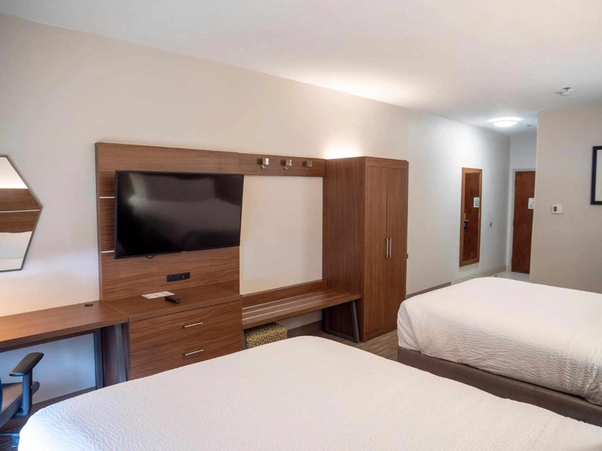 Photo of the whole room, Bed in Holiday Inn Express & Suites Greenville Airport i85 by IHG