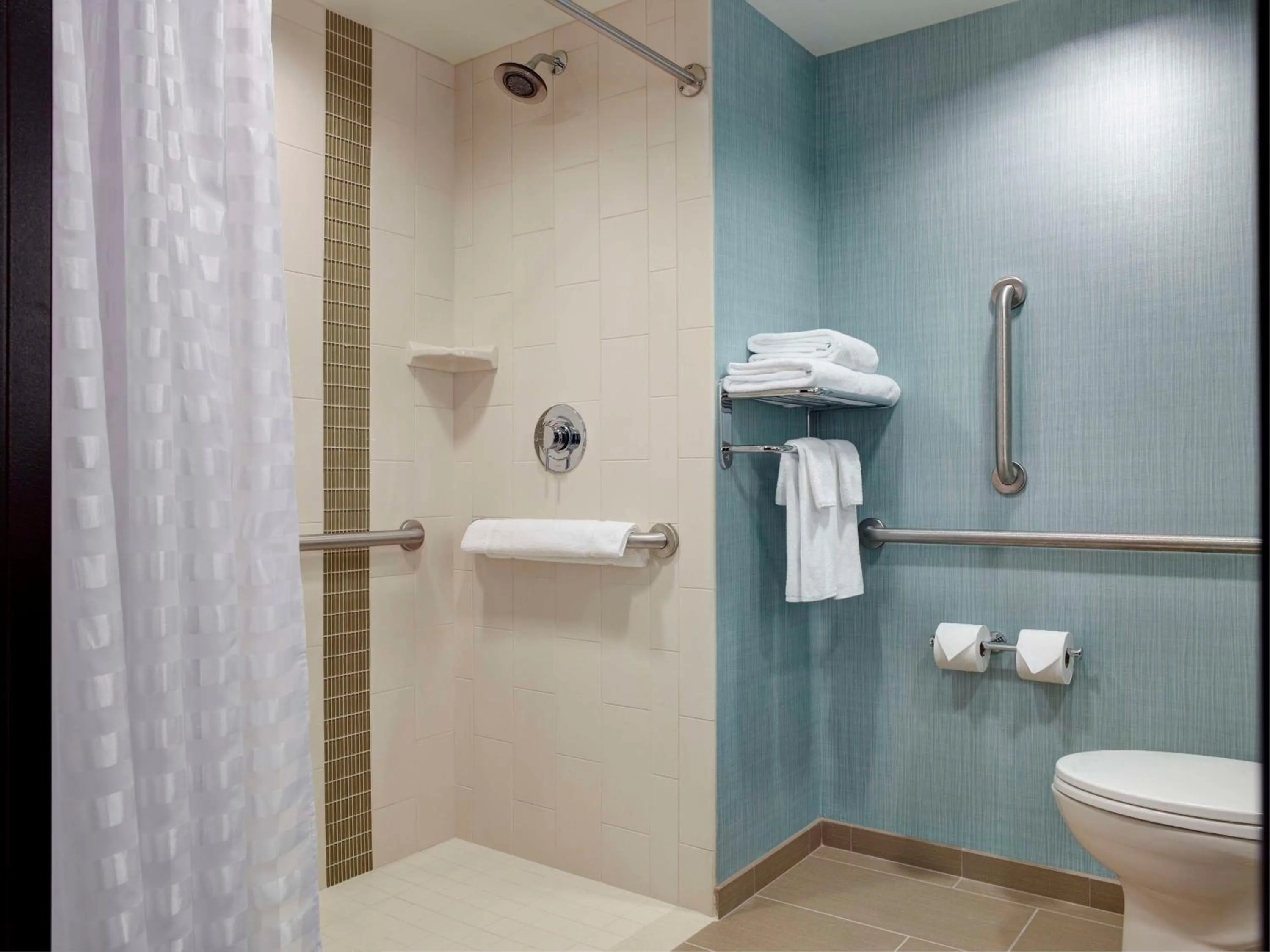 Bathroom in Hyatt Place Arlington Courthouse