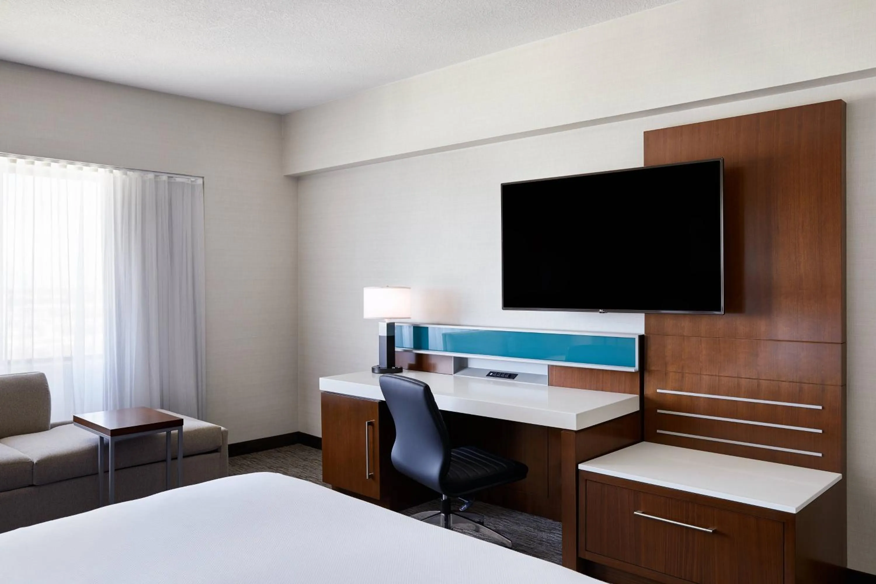 Photo of the whole room, Bed in Delta Hotels by Marriott Phoenix Mesa