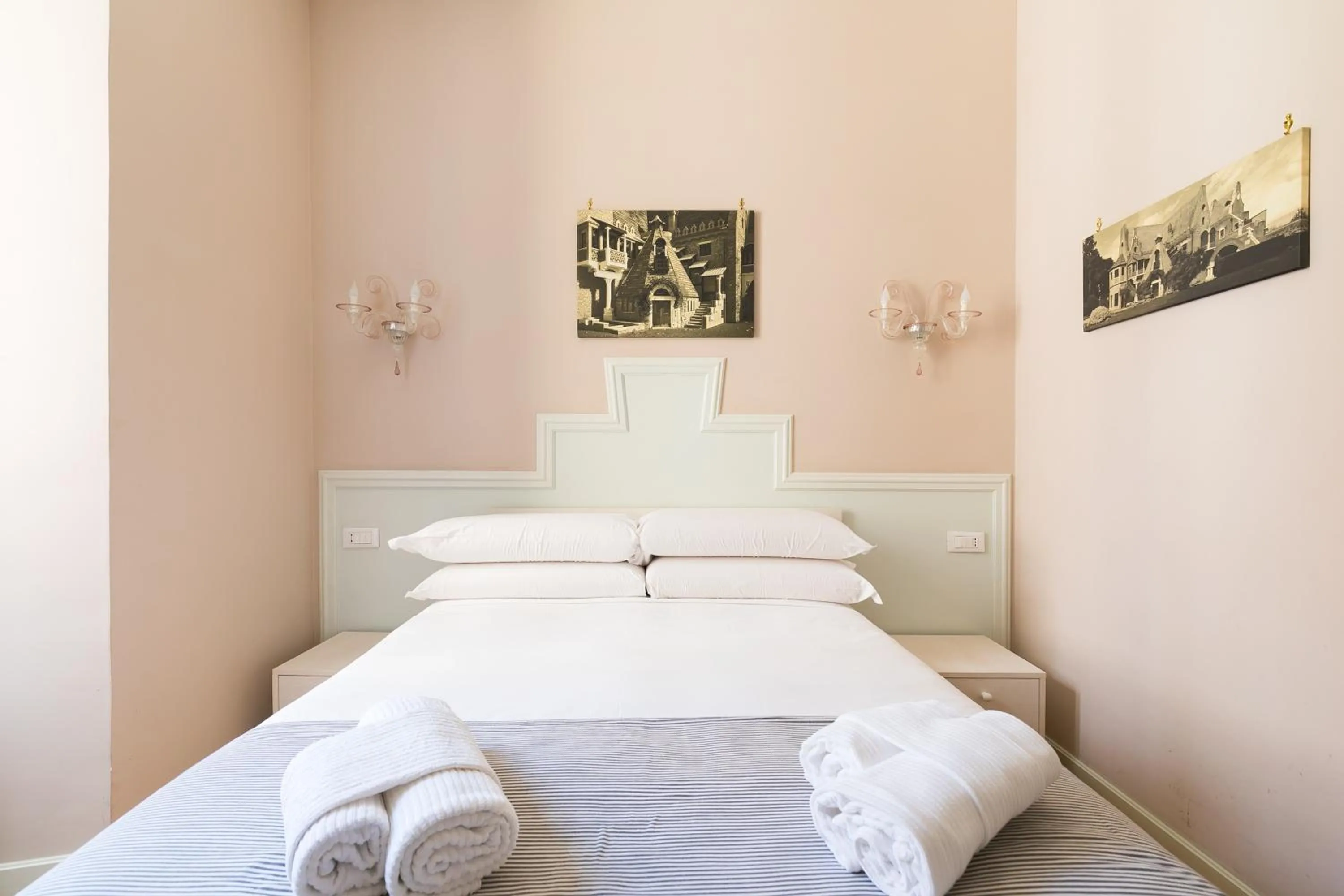 Bed in Queen Meg Roma