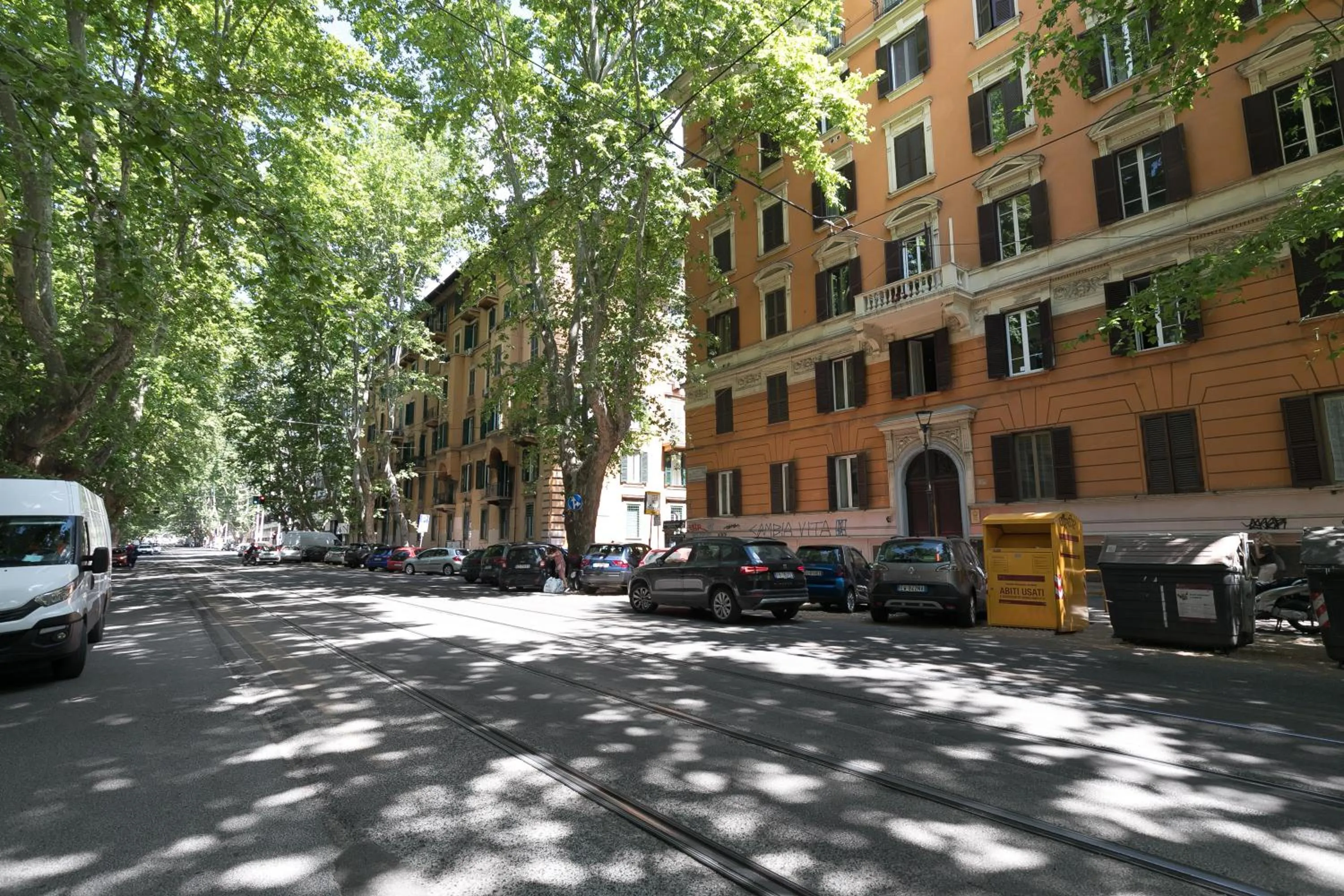 Facade/entrance in Queen Meg Roma